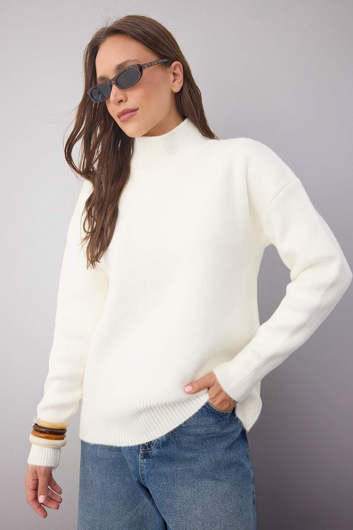 Trendyolmilla  Wardrobe Essentials Ekru Yün Karışımlı Geniş Kalıp Yumuşak Dokulu Triko Kazak | TWOAW26KZ00063