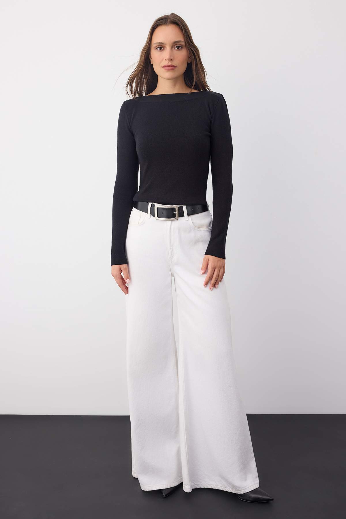 Trendyolmilla  Wardrobe Essentials Siyah Premium İplik/Özel İplikli Kayık Yaka Triko Kazak | TWOAW26KZ00100 - Görsel 2