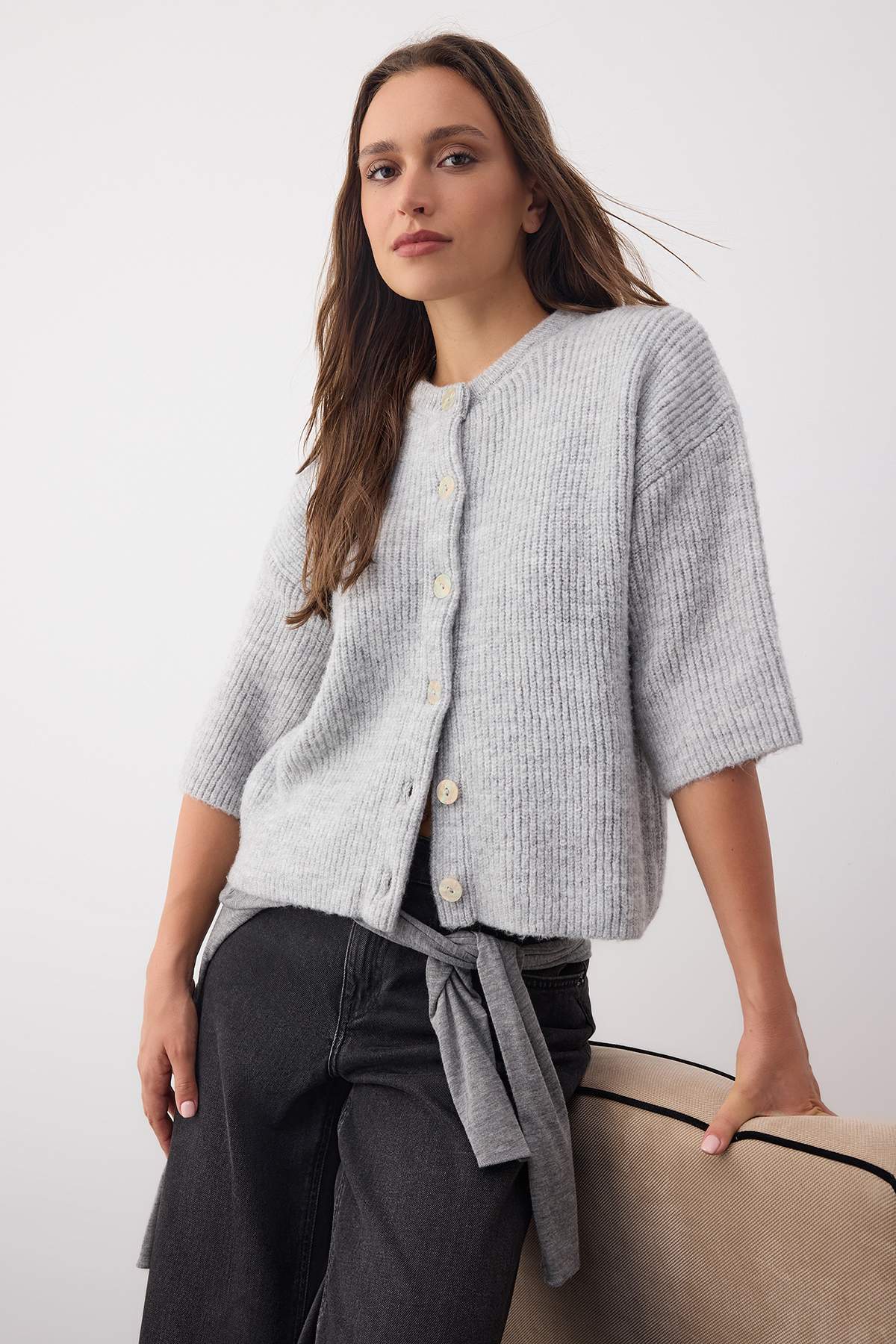 Trendyolmilla  Wardrobe Essentials Gri Yumuşak Dokulu Geniş Kalıp Kısa Kol Basic Triko Hırka | TWOAW26HI00251