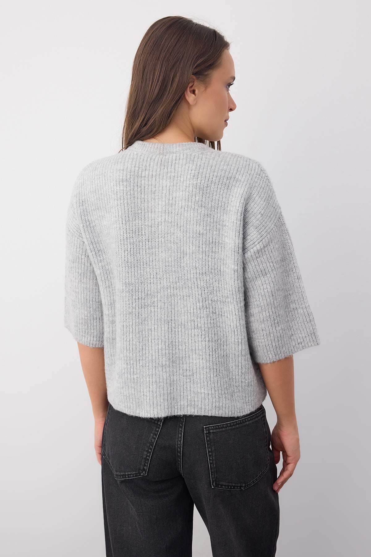 Trendyolmilla  Wardrobe Essentials Gri Yumuşak Dokulu Geniş Kalıp Kısa Kol Basic Triko Hırka | TWOAW26HI00251 - Görsel 4