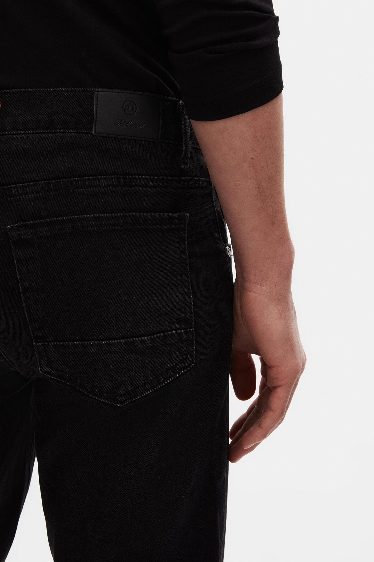 شلوار جین مردانه Ds Damat مدل Comfort Fit رنگ مشکی ساده پنج جیب یقه دار