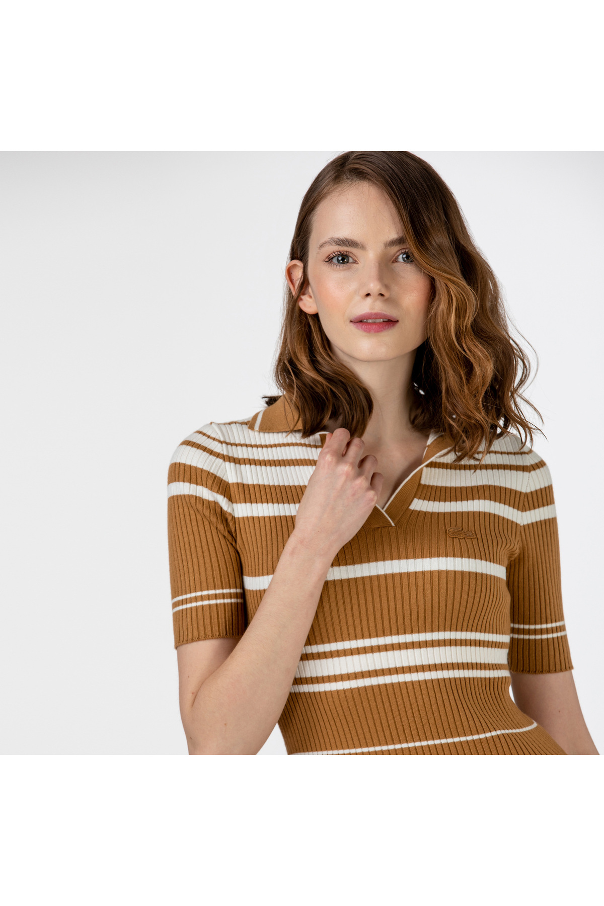 Lacoste-فستان نسائي قصير الأكمام بياقة بولو مخطط باللون البني 1