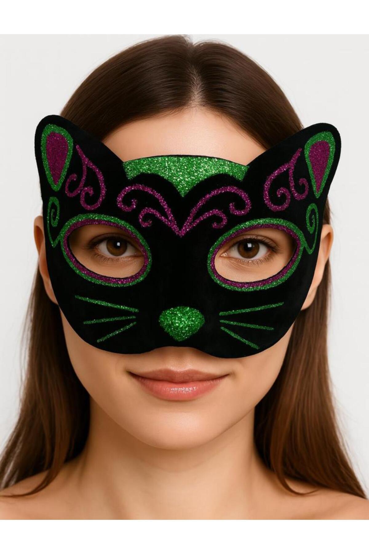 ماسک گربهی گلدوزیشده با پولکهای صورتی و سبز نسسورلد روی آستر مخمل مشکی، ۲۰×۱۳ سانتیمتر