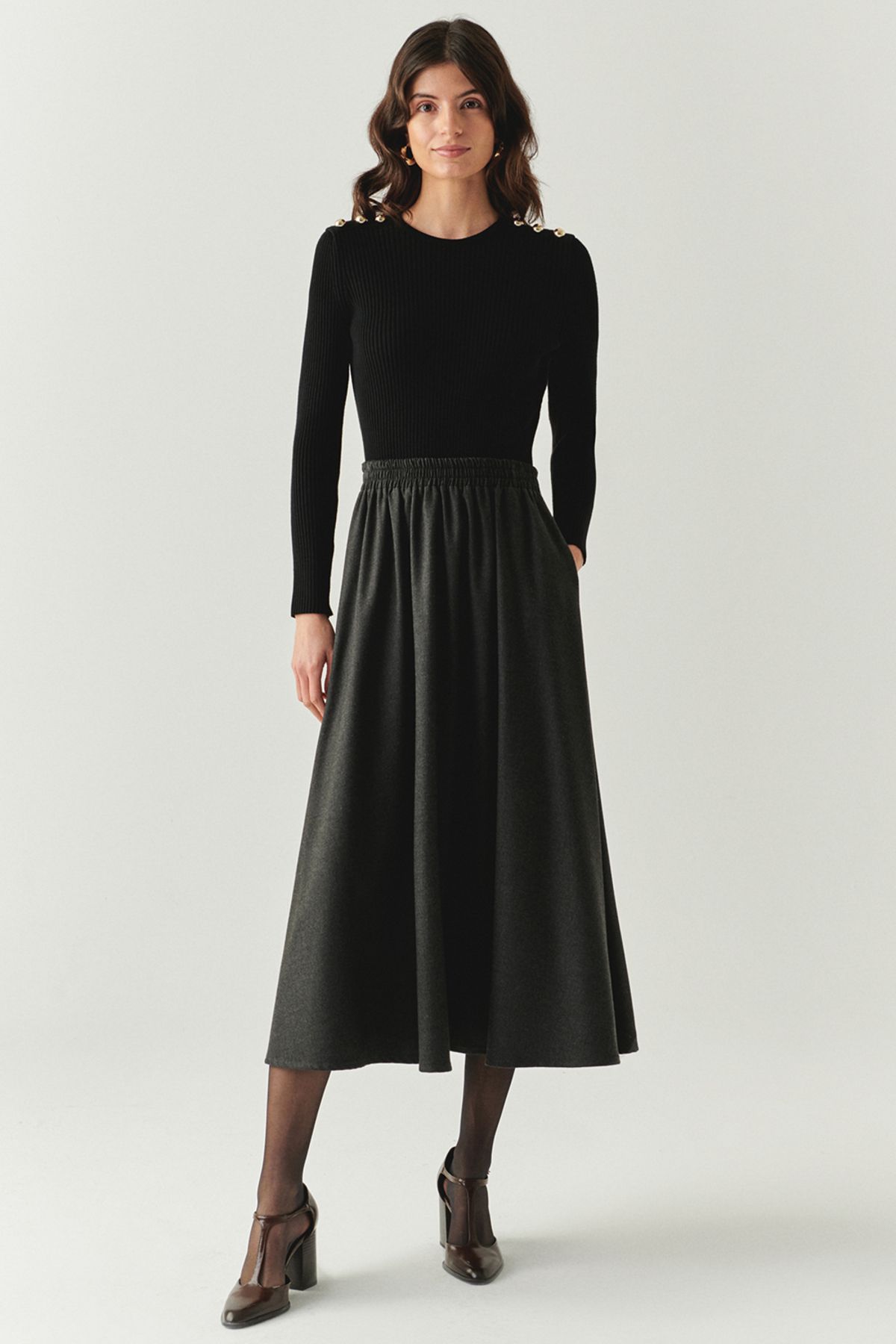 Exquise-Regular Midi Gray Skirt with Elastic Waist and Pockets 4