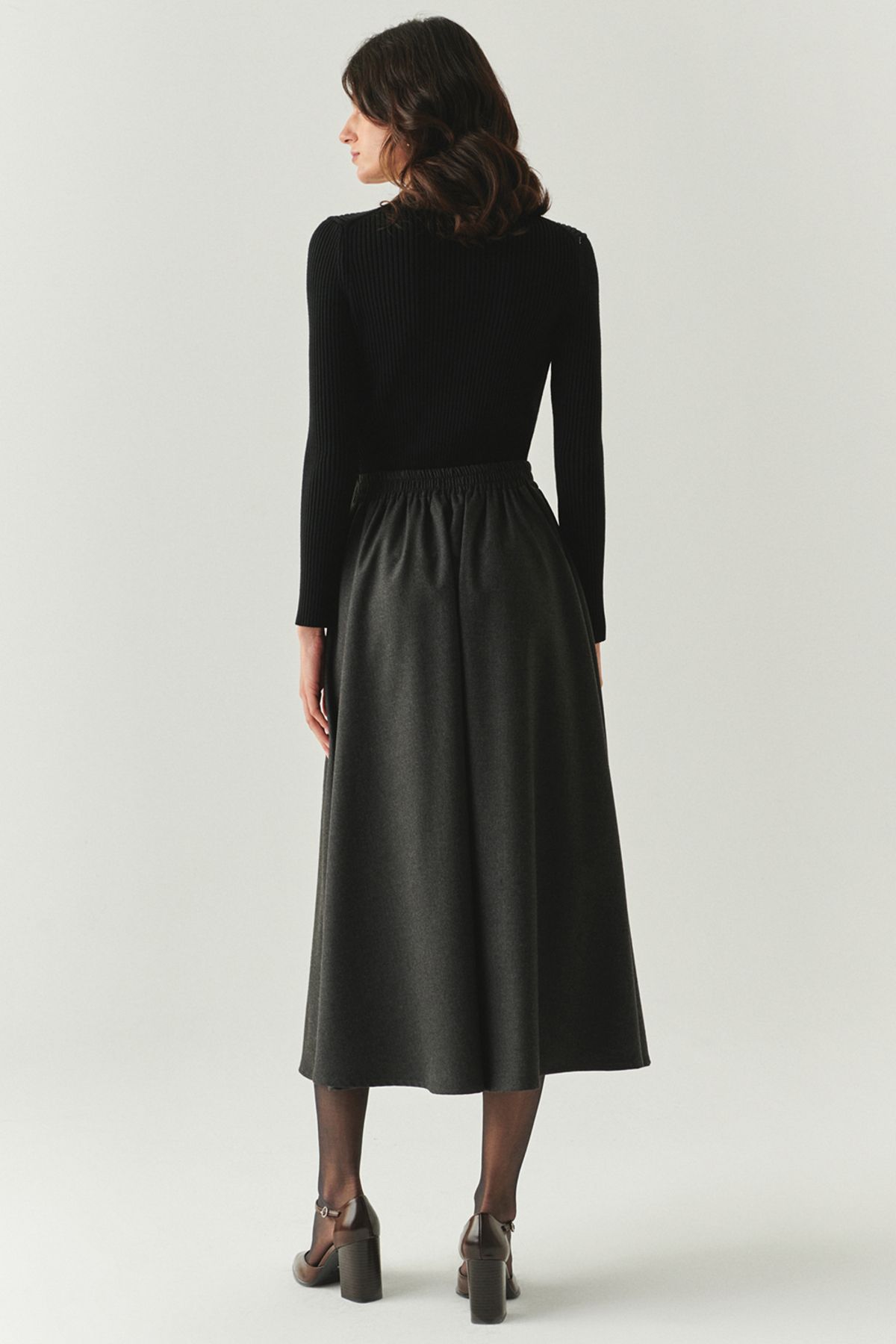 Exquise-Regular Midi Gray Skirt with Elastic Waist and Pockets 3