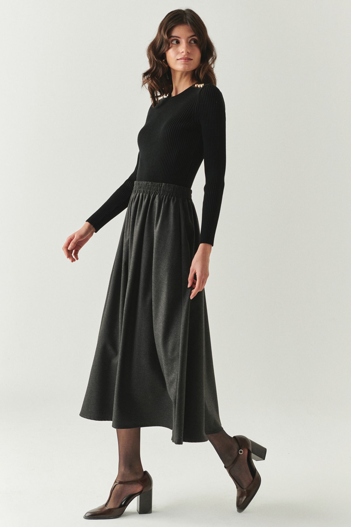 Exquise-Regular Midi Gray Skirt with Elastic Waist and Pockets 2
