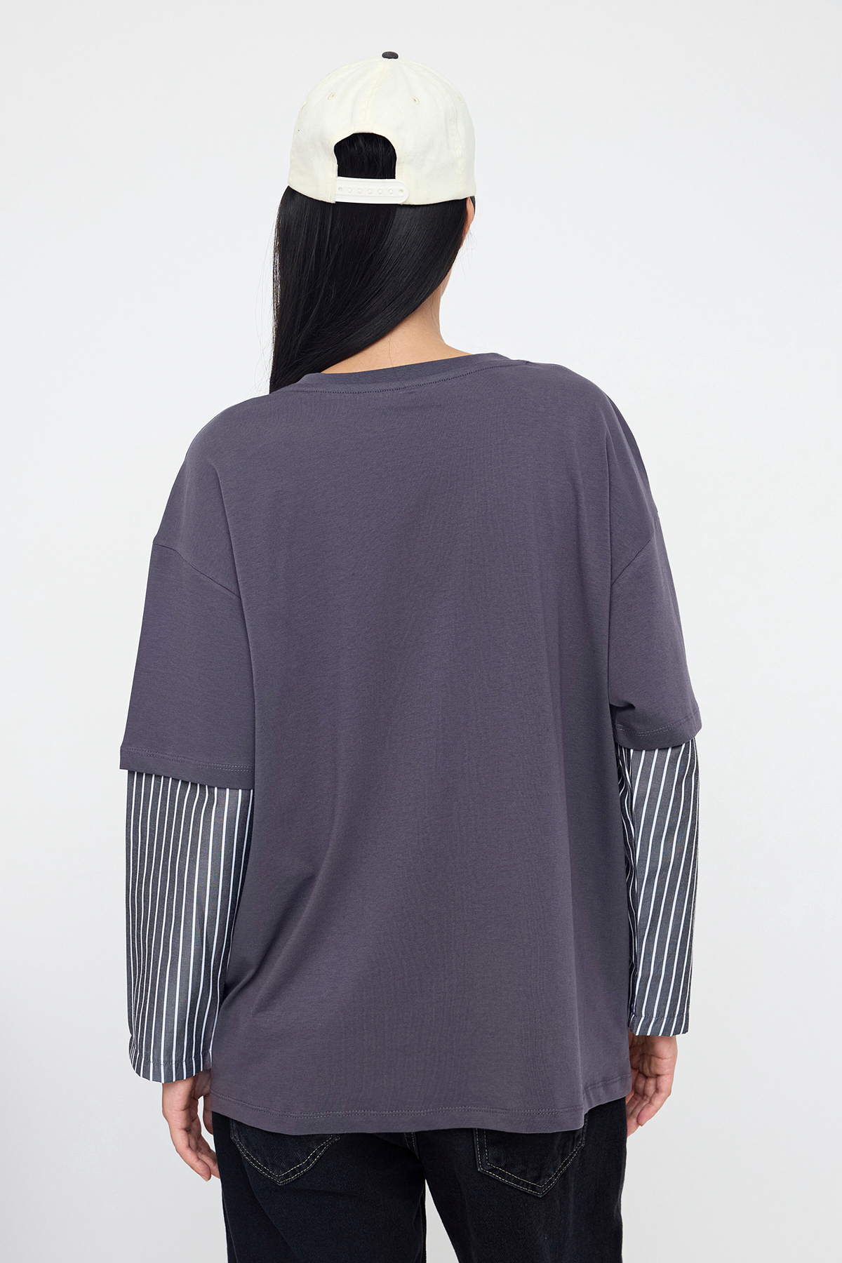 Trendyolmilla  Antrasit Dokuma Garni Detaylı Oversize/Geniş Kalıp Uzun Kollu Örme T-Shirt TWOAW26TS00003 - Görsel 4