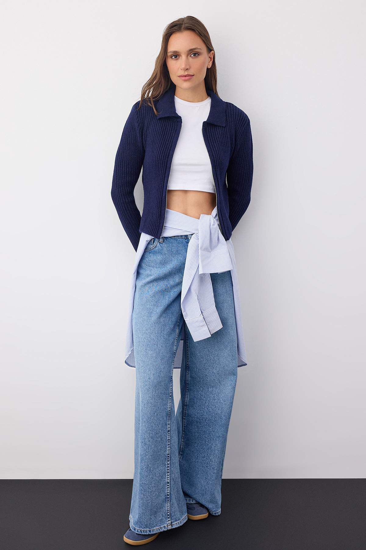 Trendyolmilla  Wardrobe Essentials Lacivert Yumuşak Dokulu Crop Fermuarlı Triko Hırka | TWOAW26HI00177 - Görsel 2