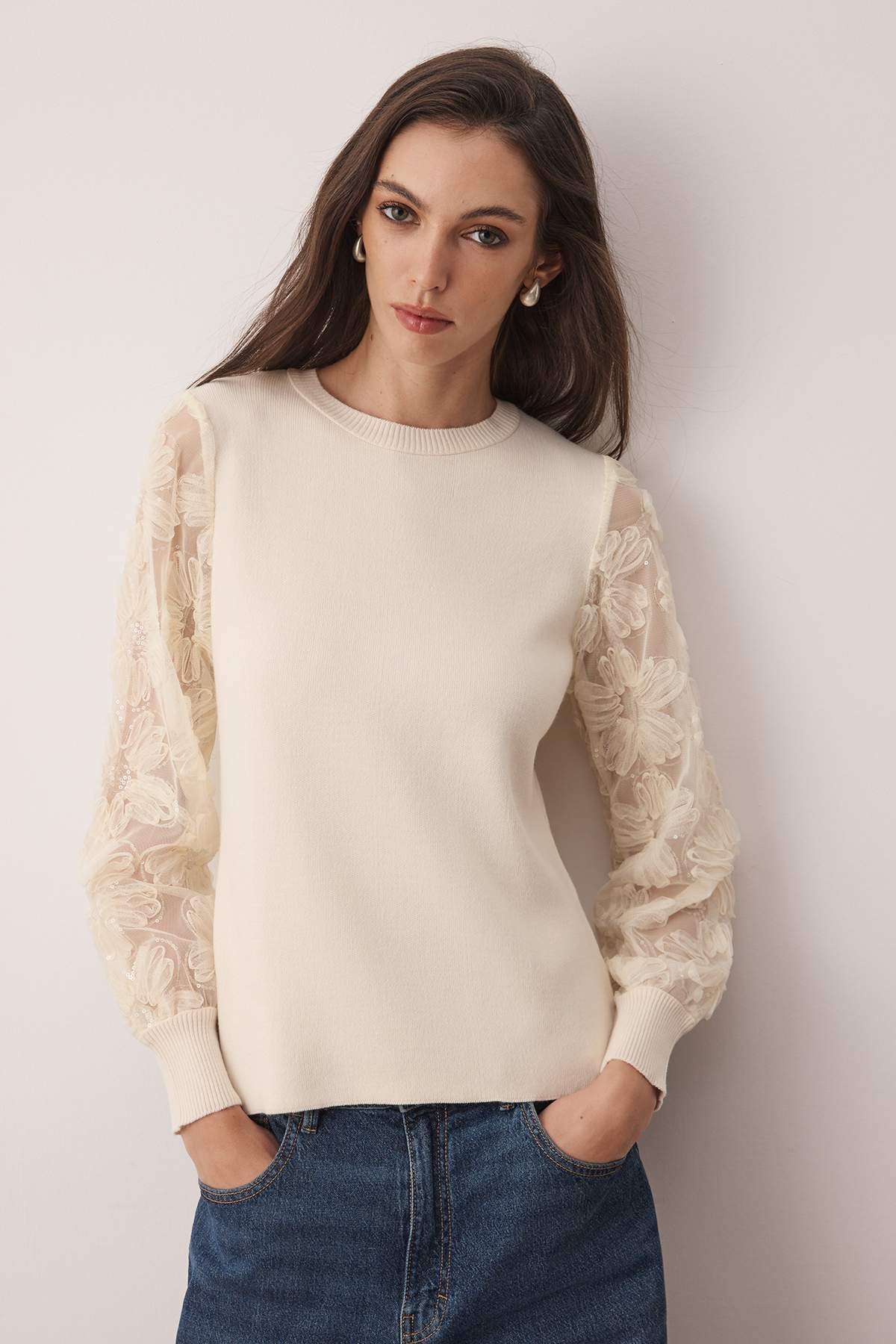 Trendyol Collection Ecru Tüll Garniert Ärmel Detaillierte Strickpullover TWOAW26KZ00164