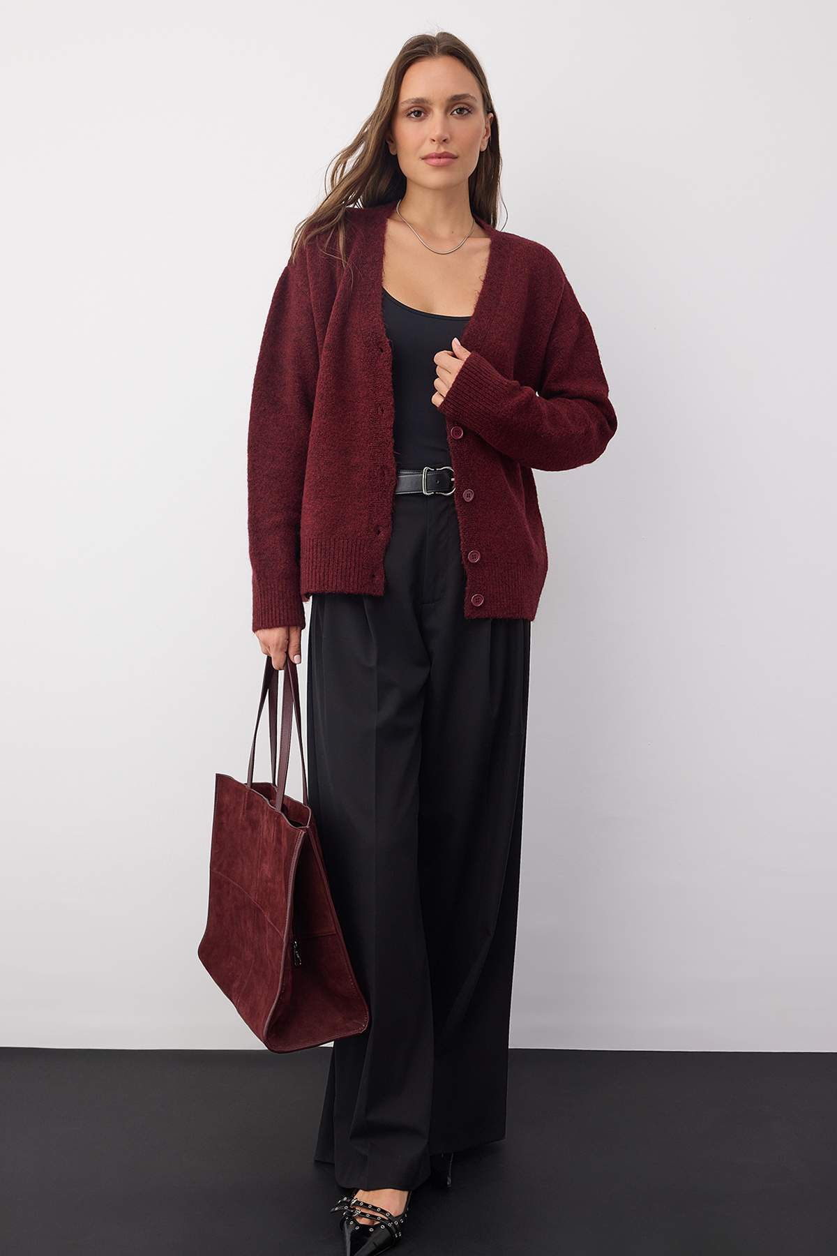 Trendyolmilla  Wardrobe Essentials Bordo Yünlü Geniş Kalıp V Yaka Triko Hırka | TWOAW26HI00083 - Görsel 2