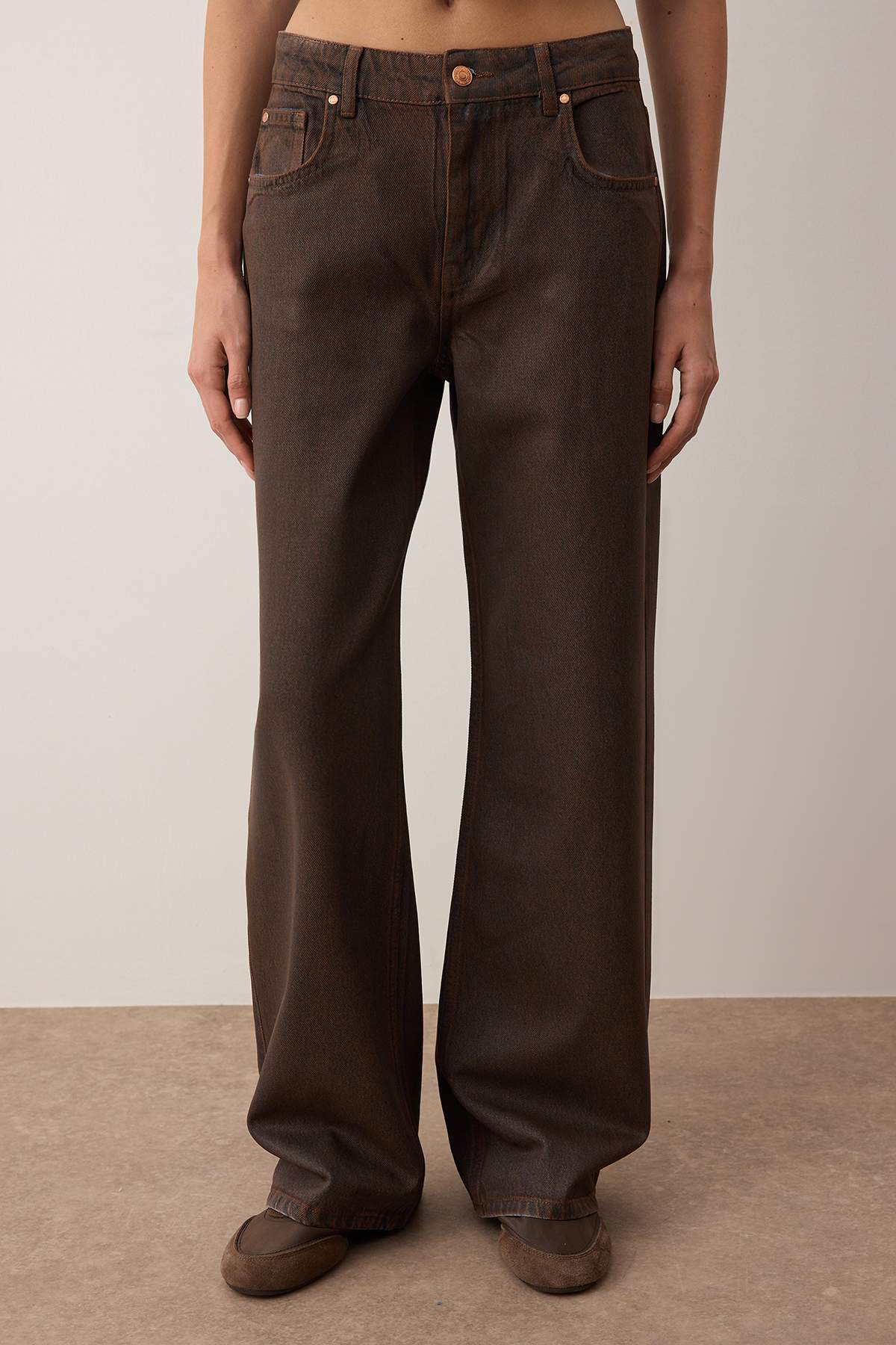 Trendyolmilla  Kahverengi Normal Bel Denim Üzeri Kaplama Detaylı Deri Görünümlü Wide Leg Jeans TWOAW26JE00117 - Görsel 3