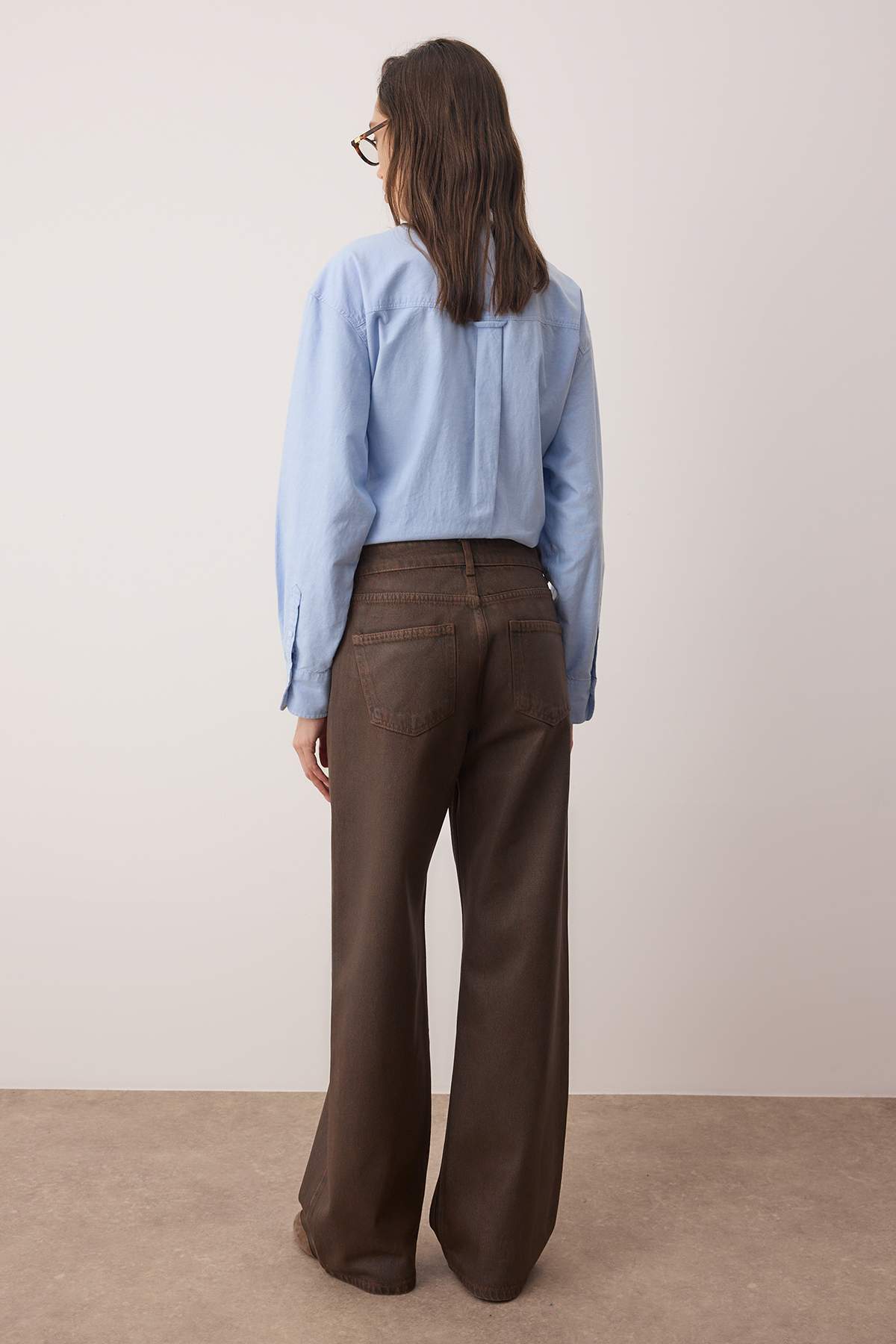 Trendyolmilla  Kahverengi Normal Bel Denim Üzeri Kaplama Detaylı Deri Görünümlü Wide Leg Jeans TWOAW26JE00117 - Görsel 4