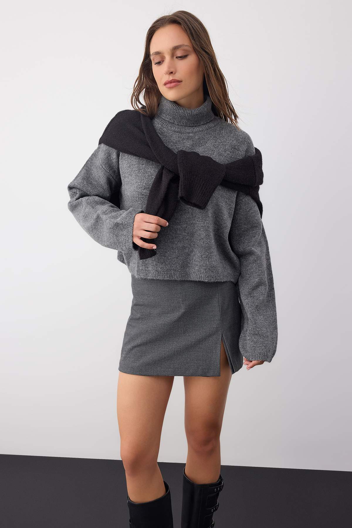 Trendyolmilla Wardrobe Essentials Antrasit Geniş Kalıp Yumuşak Dokulu Crop/Kısa Triko Kazak | TWOAW26KZ00113