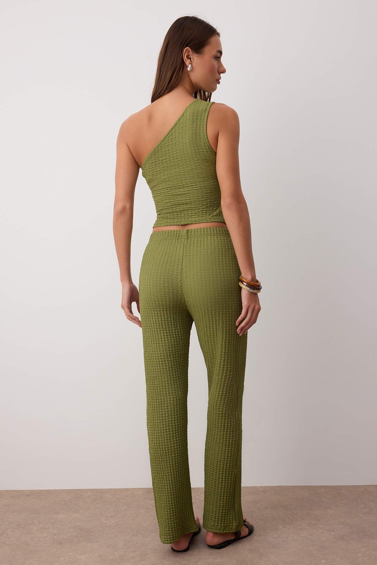 Trendyolmilla  Yeşil Dokulu Gofre Asimetrik Tek Kol Esnek Örme Alt - Üst Takım TWOSS25AU00129 - Görsel 4