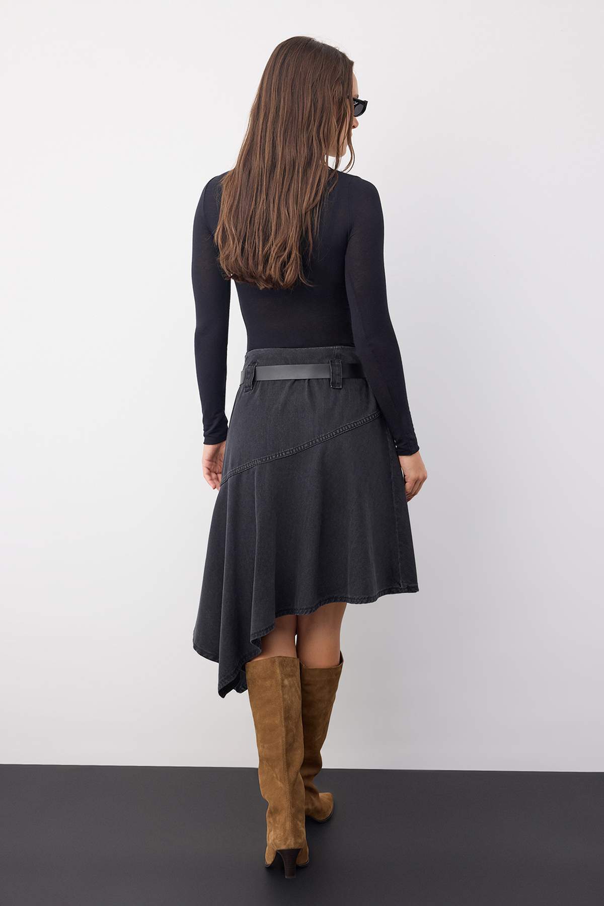 Trendyolmilla  Wardrobe Essentials Siyah Kemerli Asimetrik Midi Denim Etek TWOAW26ET00076 - Görsel 4