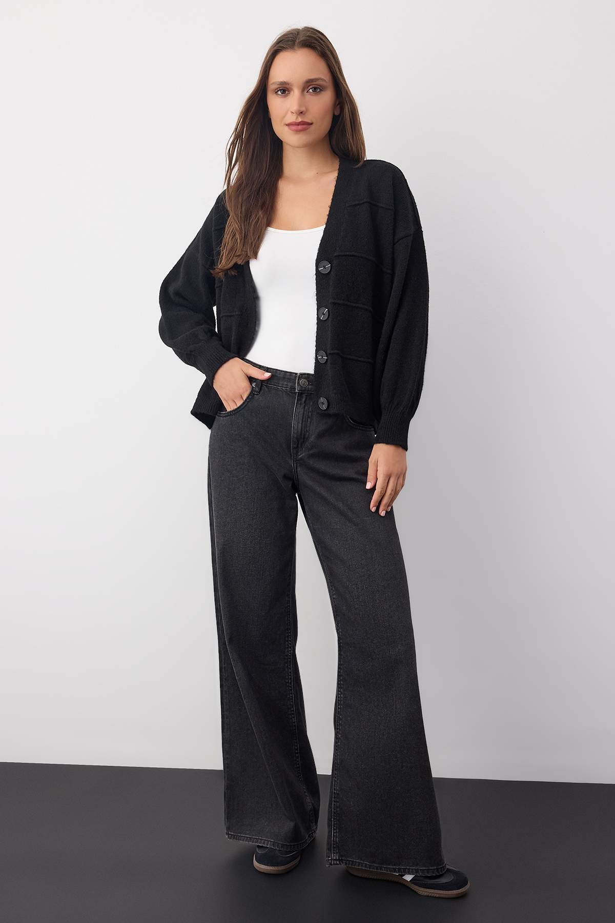 Trendyolmilla  Siyah Yumuşak Dokulu Geniş Kalıp Triko Hırka TWOAW26HI00206 - Görsel 2