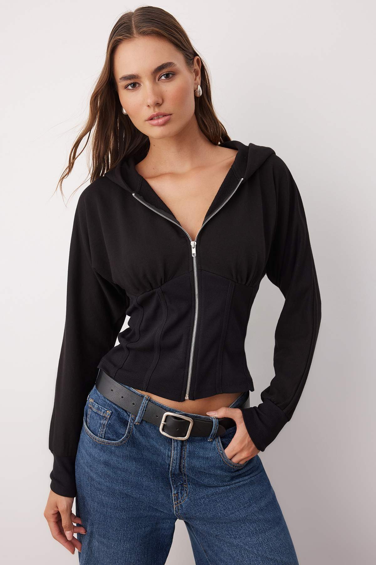 Trendyolmilla  Siyah Fermuarlı Kapüşonlu Belden Oturmalı Esnek Örme Sweatshirt TWOAW26SW00012