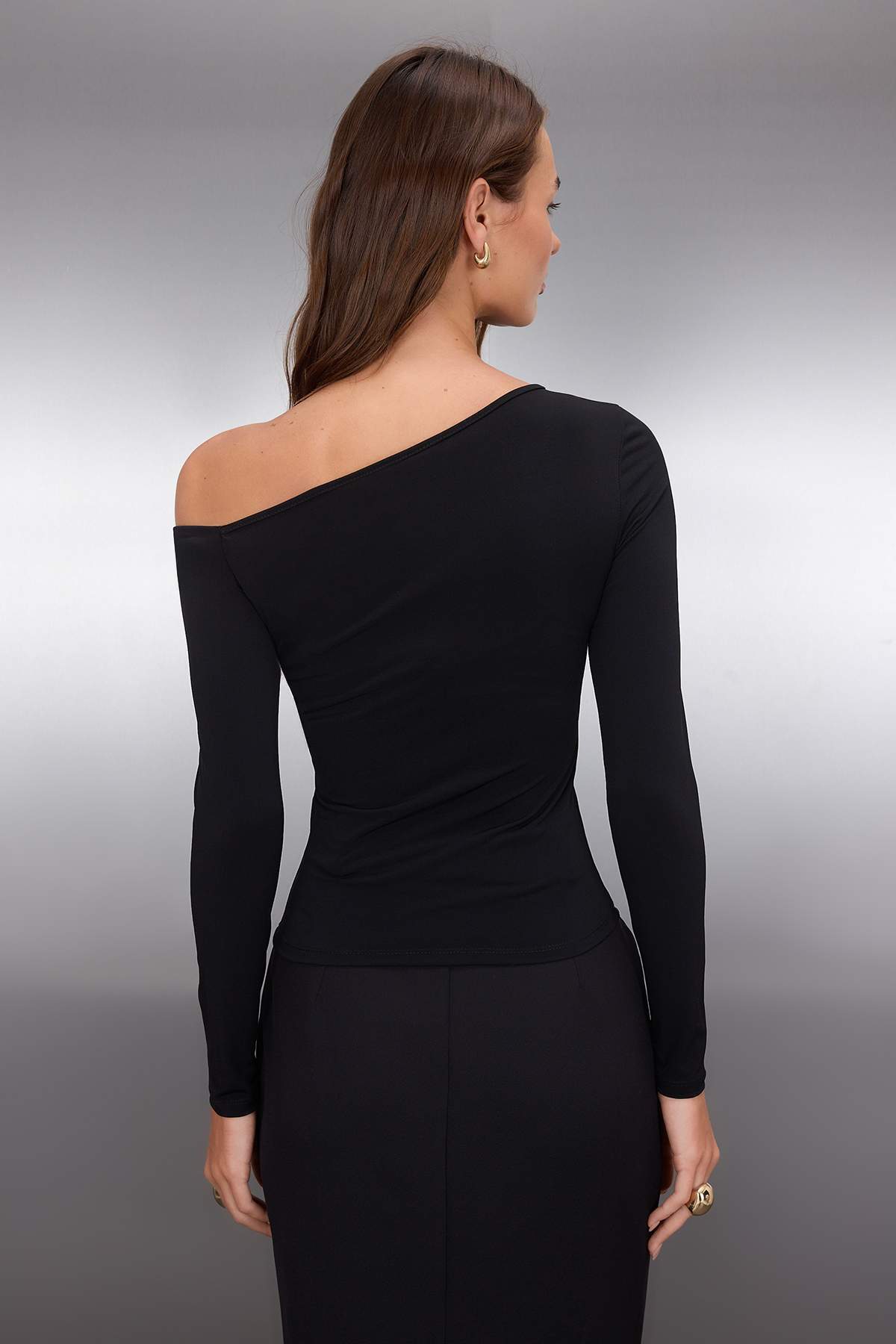 Trendyol Collection Μαύρη εφαρμογή/στενή εφαρμογή Ασύμμετρη λαιμόκοψη με λεπτομέρεια αξεσουάρ Ευέλικτη πλεκτή μπλούζα TWOAW26BZ00075