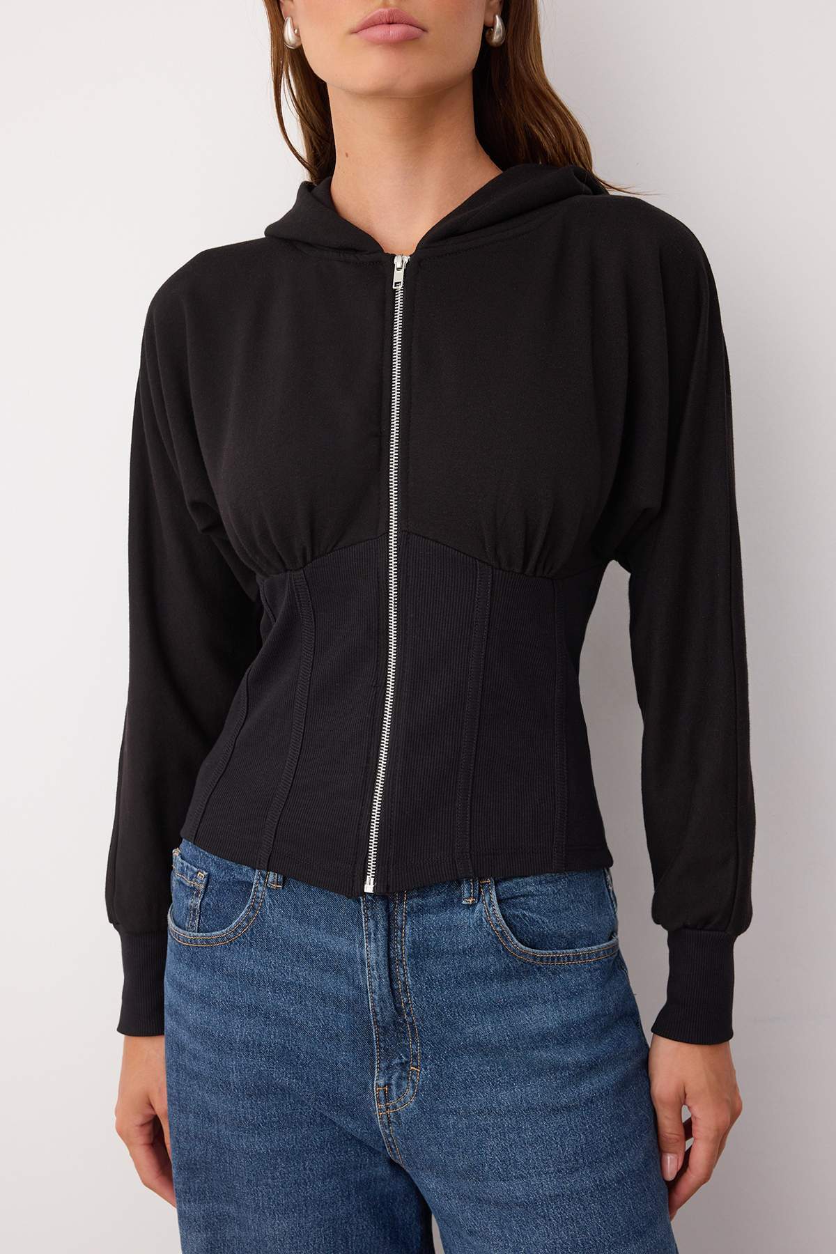 Trendyolmilla  Siyah Fermuarlı Kapüşonlu Belden Oturmalı Esnek Örme Sweatshirt TWOAW26SW00012 - Görsel 3