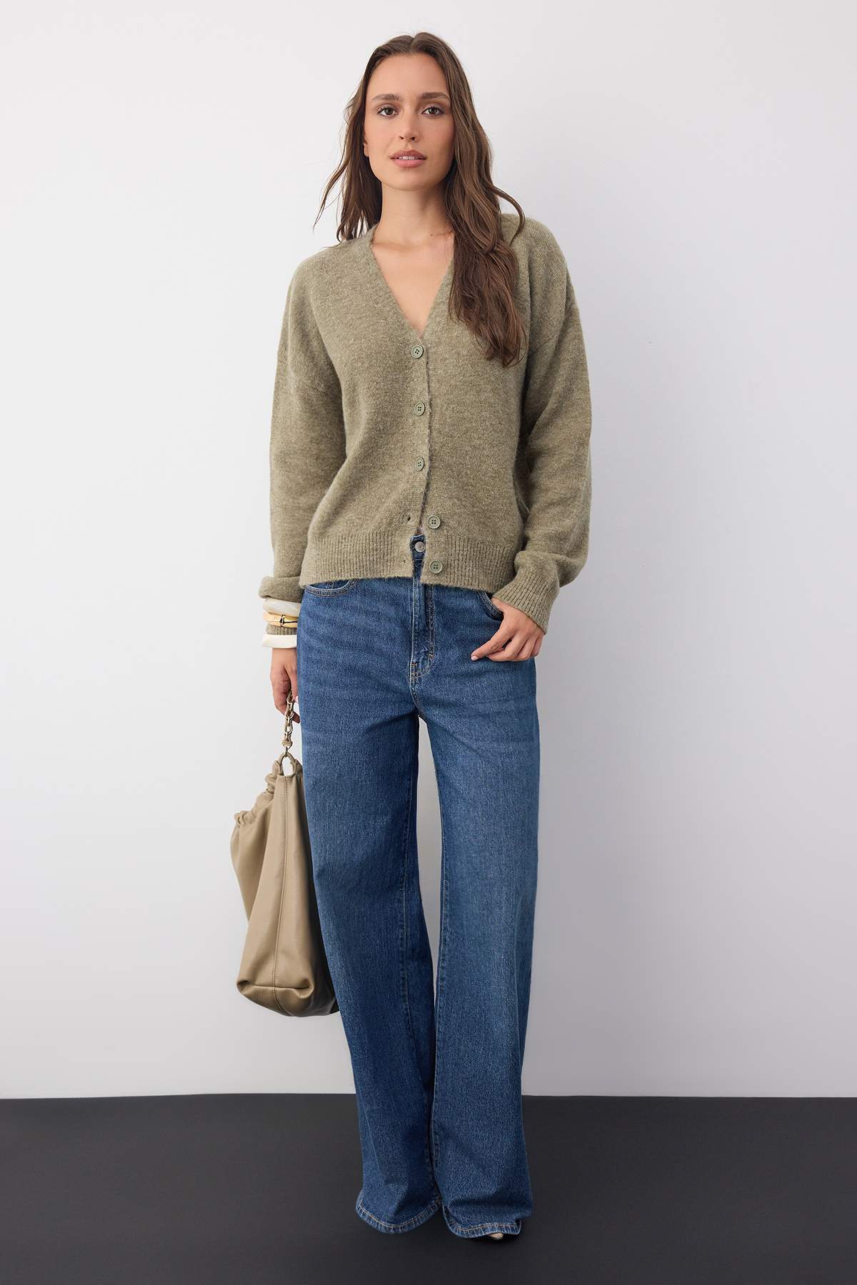 Trendyolmilla  Wardrobe Essentials Yağ Yeşili Yünlü Geniş Kalıp V Yaka Triko Hırka | TWOAW26HI00083 - Görsel 2