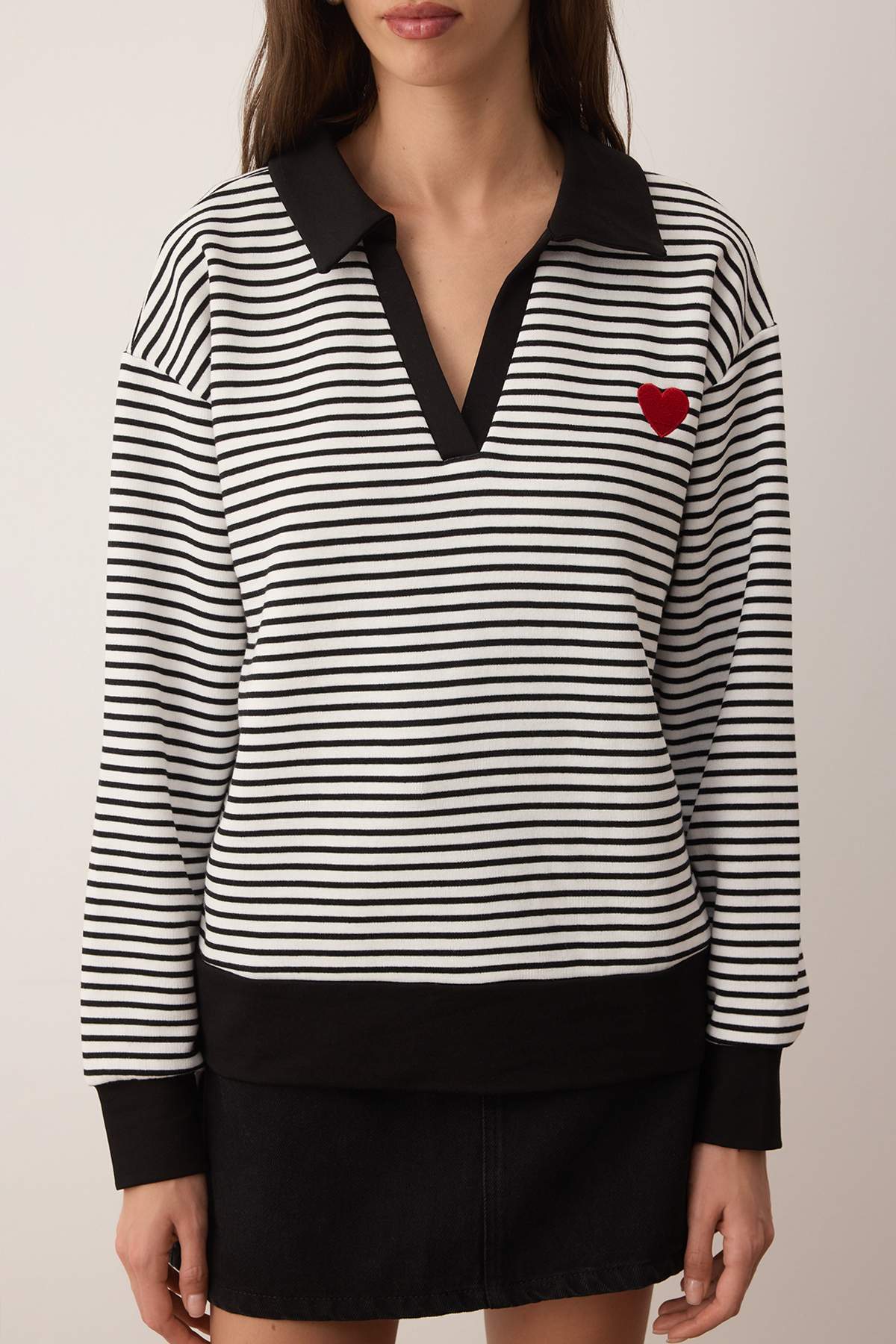 Trendyolmilla  Siyah Çizgili Kalp Nakışlı Regular/Normal Kalıp Örme Sweatshirt TWOAW26SW00003 - Görsel 7