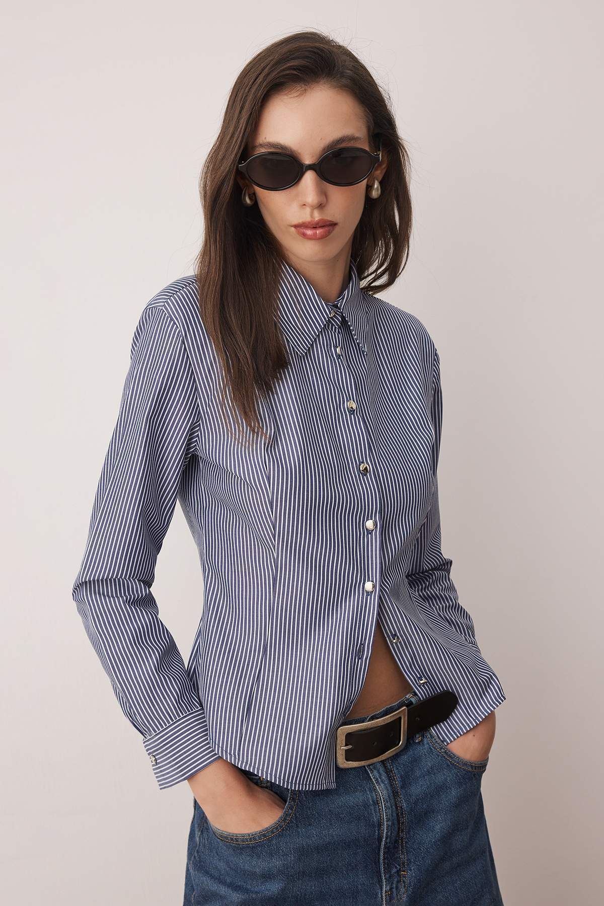 Trendyolmilla  Lacivert-Beyaz Çizgili Gümüş Düğme Detaylı Bele Oturan Vatkalı Gömlek TWOAW26GO00064