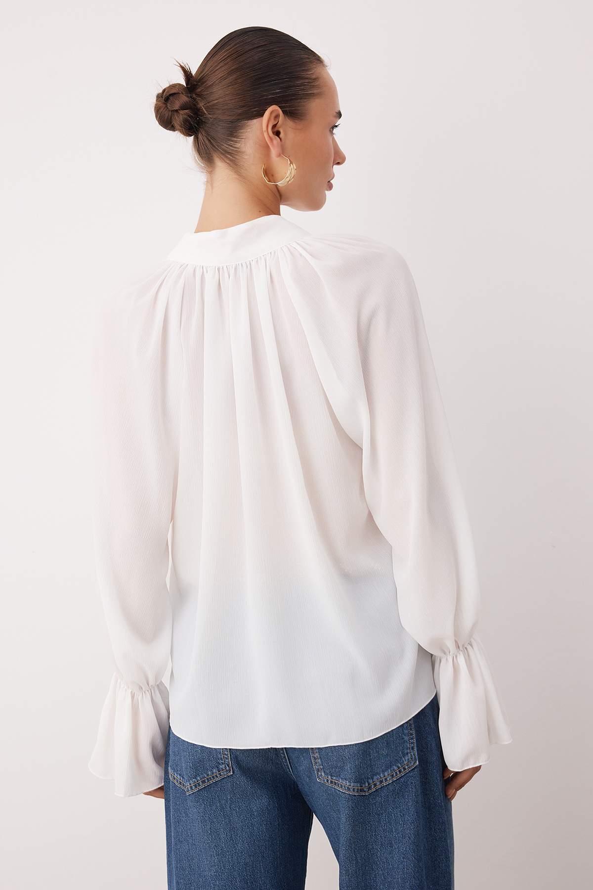 Trendyolmilla  Beyaz Boyundan Bağlamalı Astarsız Dokuma Party Bluz TPRAW26BZ00025 - Görsel 4