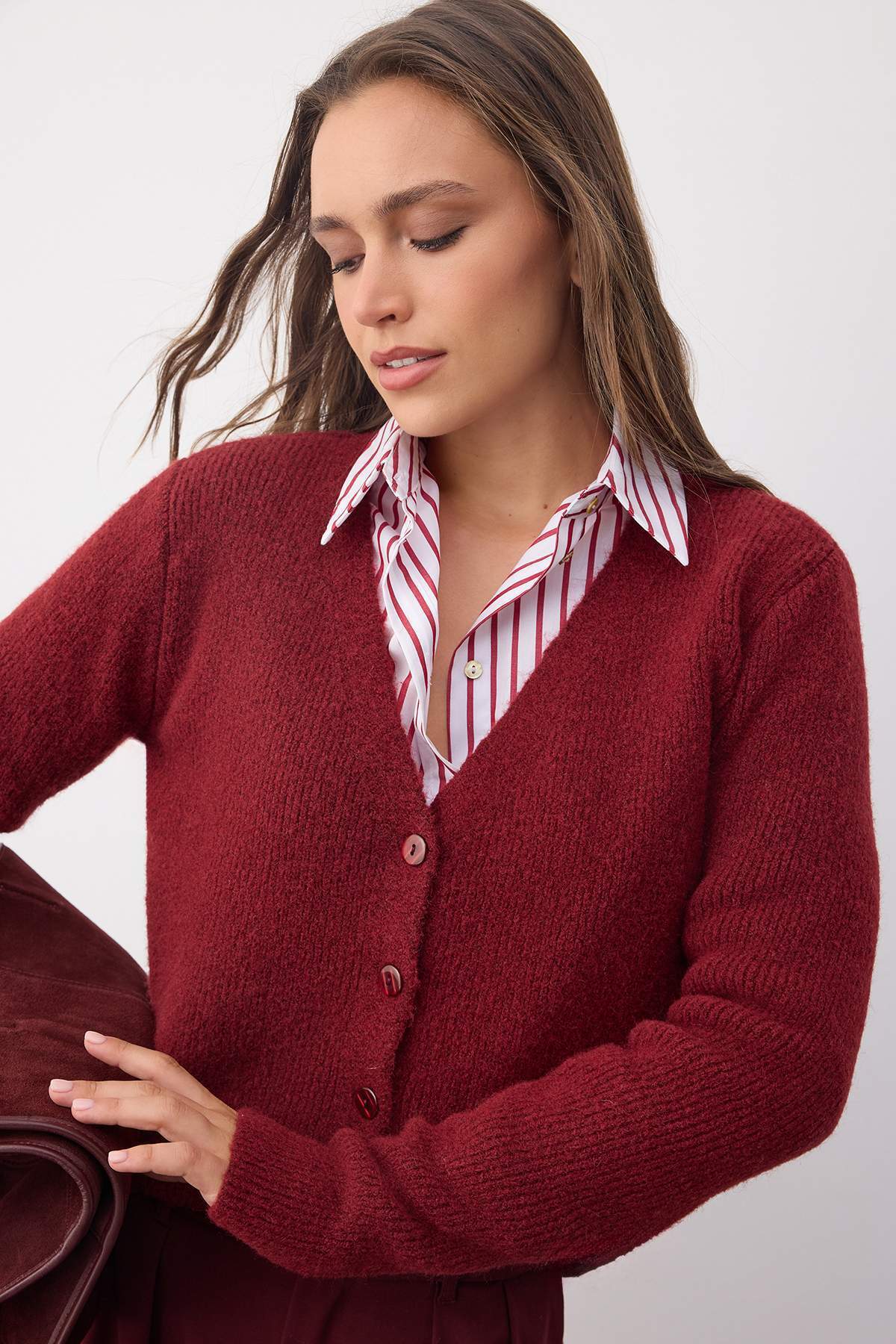 Trendyolmilla  Wardrobe Essentials Bordo Crop Düğme Detaylı Yumuşak Dokulu Yünlü Triko Hırka | TWOAW26HI00013