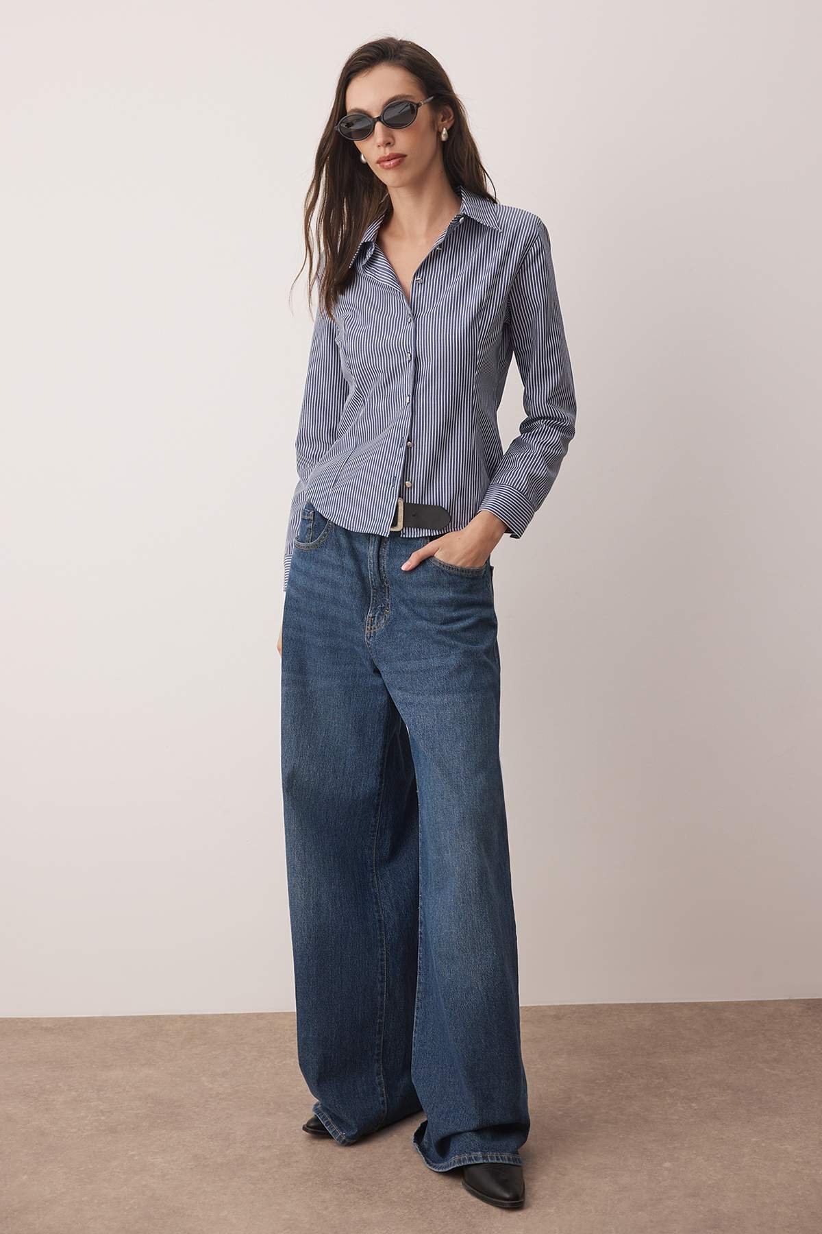 Trendyolmilla  Lacivert-Beyaz Çizgili Gümüş Düğme Detaylı Bele Oturan Vatkalı Gömlek TWOAW26GO00064 - Görsel 2