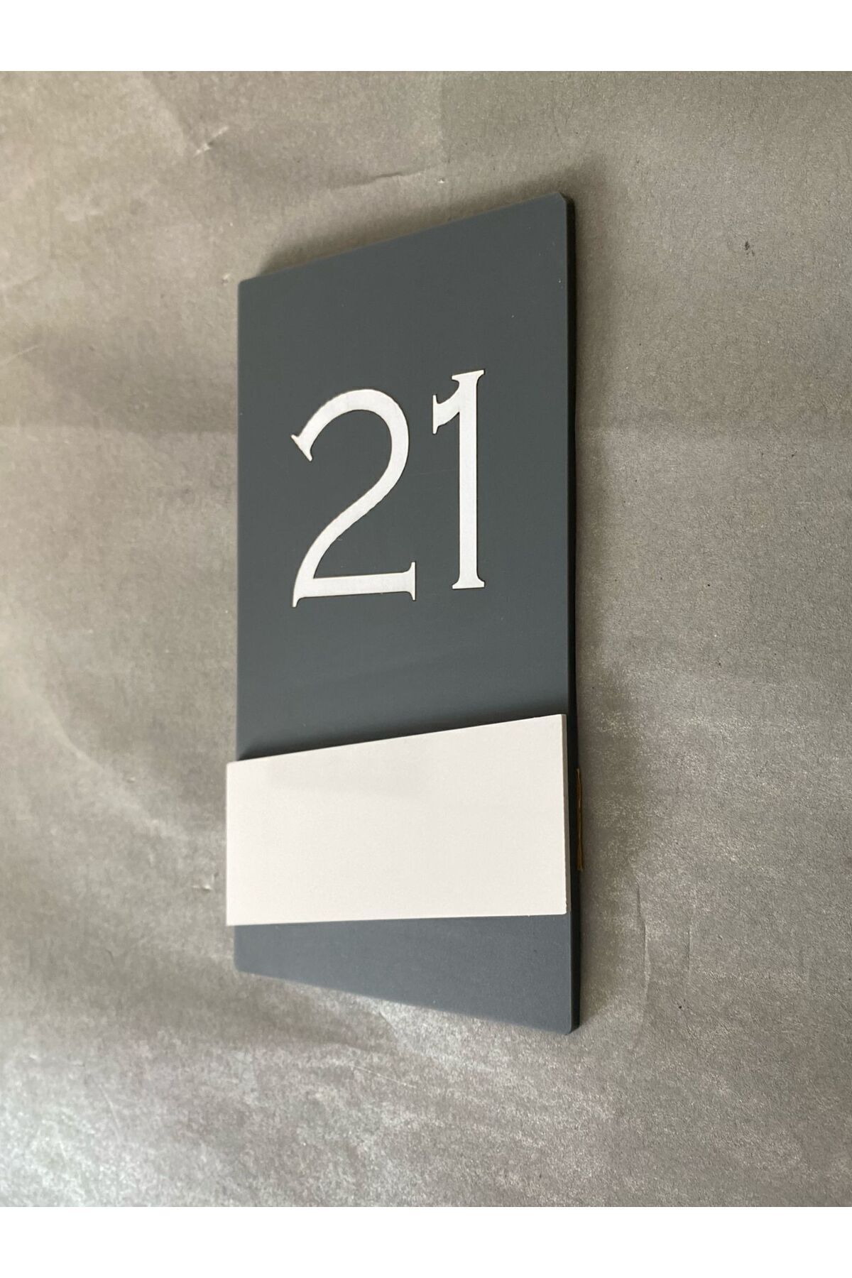 Yönline Antrasit Kapı Numarası Beyaz Detaylı Pleksi Kendinden