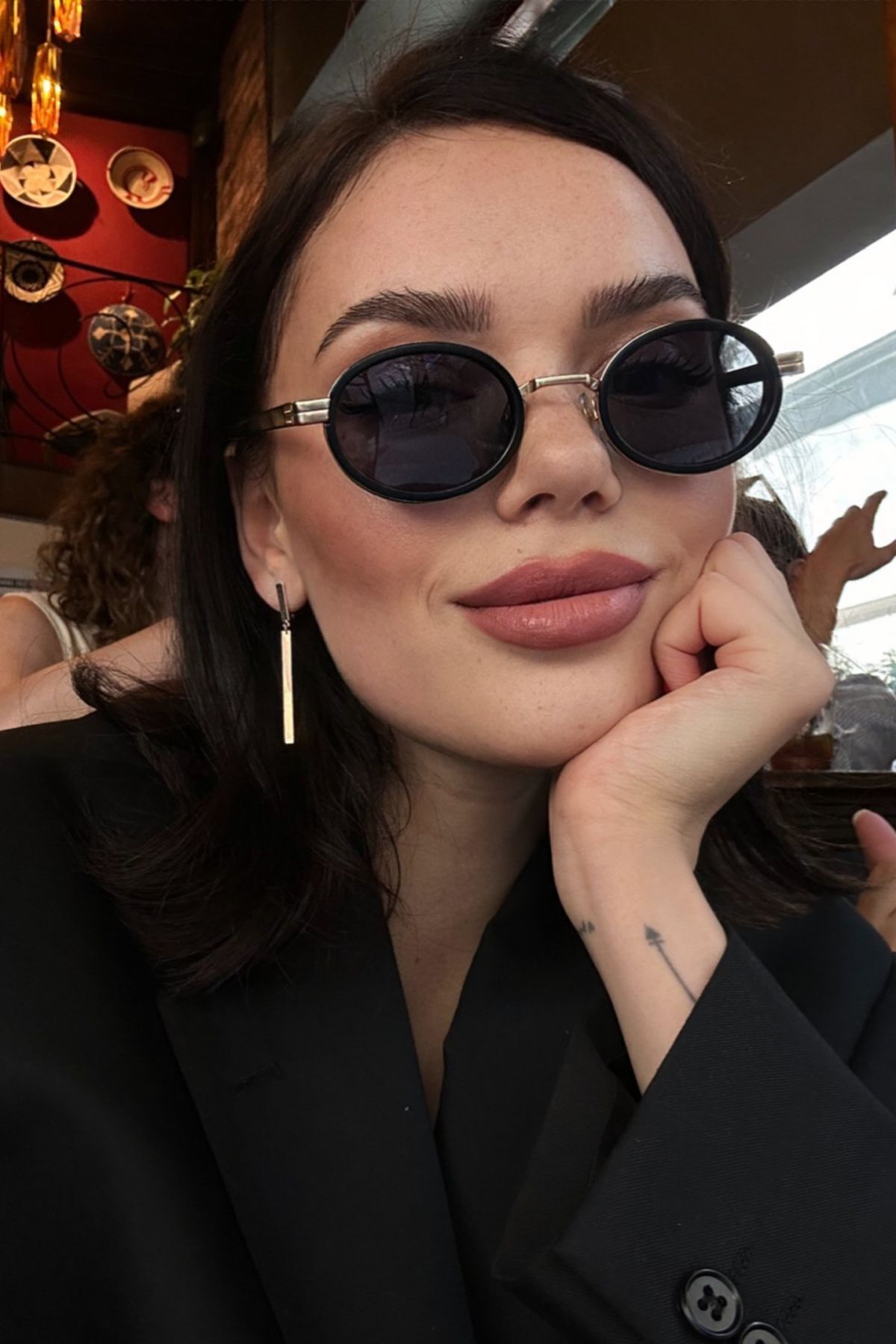 REN EYEWEAR Dina Round Güneş Gözlüğü Unisex siyah gold Oval Çerçeveli görsel 2