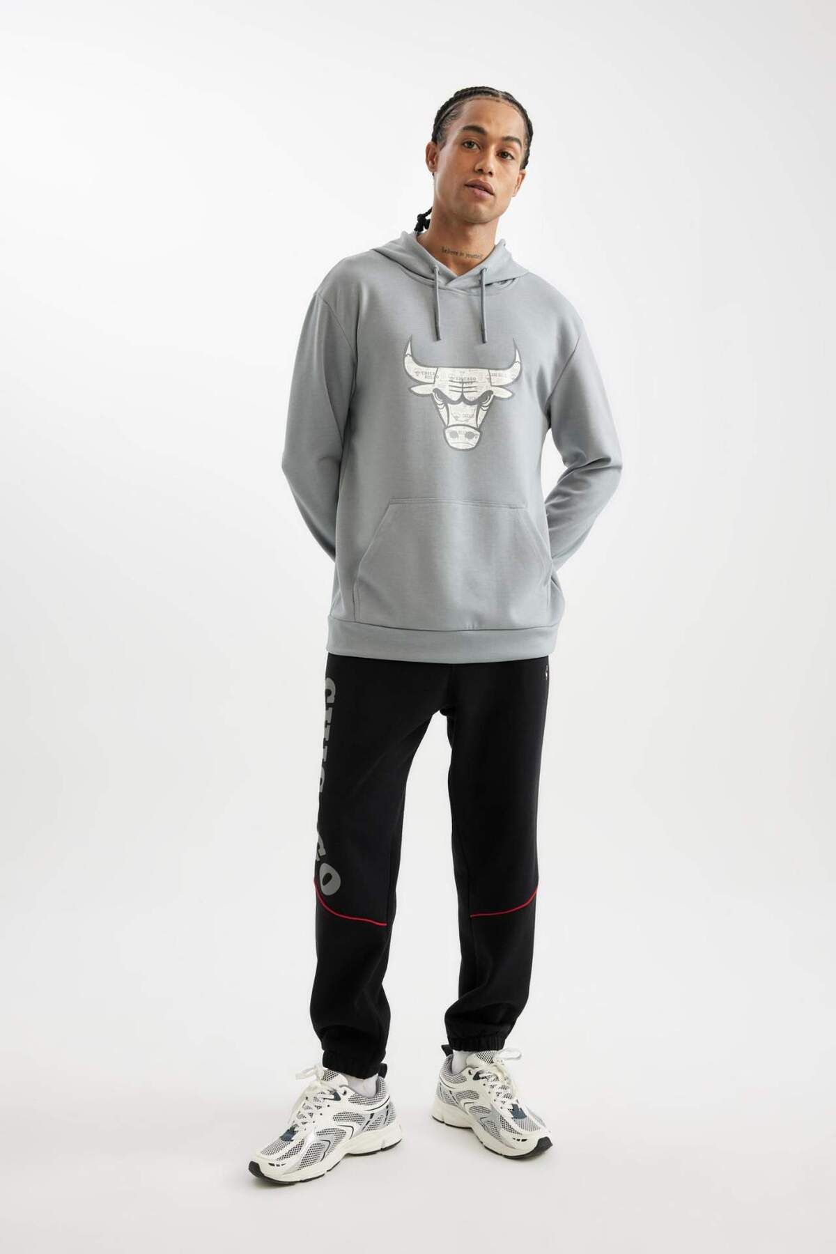 DeFacto-DeFactoFit NBA Chicago Bulls Jogger-Jogginghose, Standard-Passform, gerader Beinabschluss mit Taschen C9274AX24AU 1