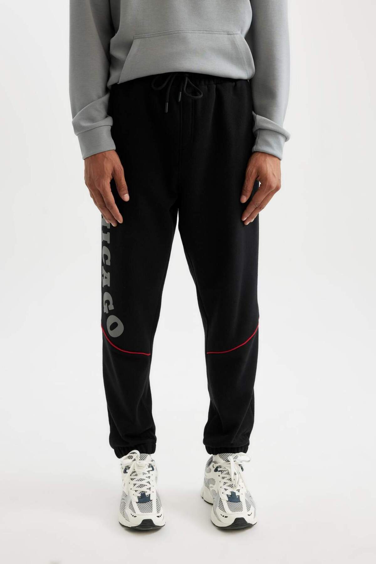 DeFacto-DeFactoFit NBA Chicago Bulls Jogger-Jogginghose, Standard-Passform, gerader Beinabschluss mit Taschen C9274AX24AU 4