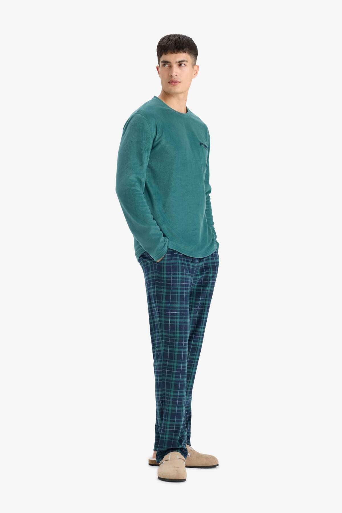 DeFacto-Regular Fit Fleece Pajamas Set Long Sleeve Top with Pattern Long Bottom D0047Ax24Wn 4