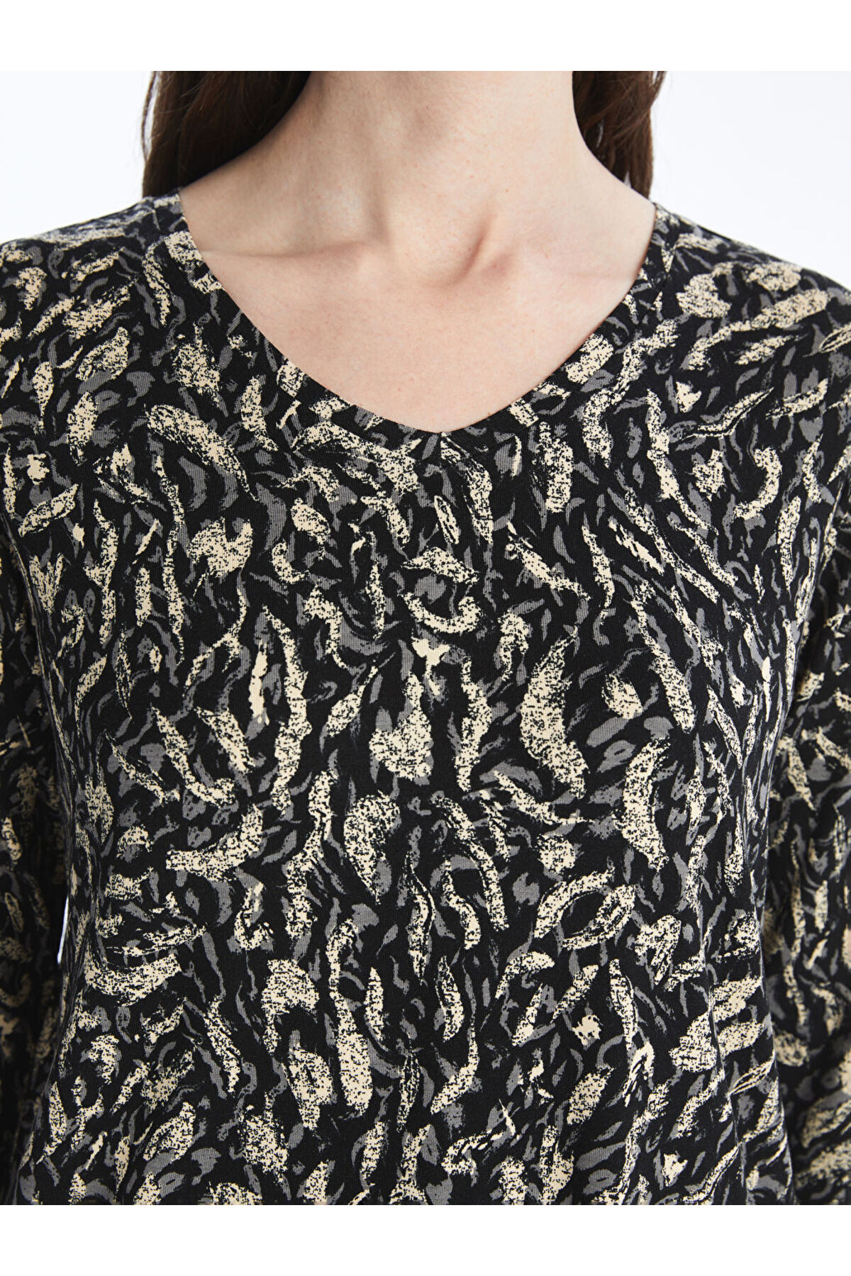 LC Waikiki-Create Your Style with Uzg Store |   V-Neck Patterned Blouse 4