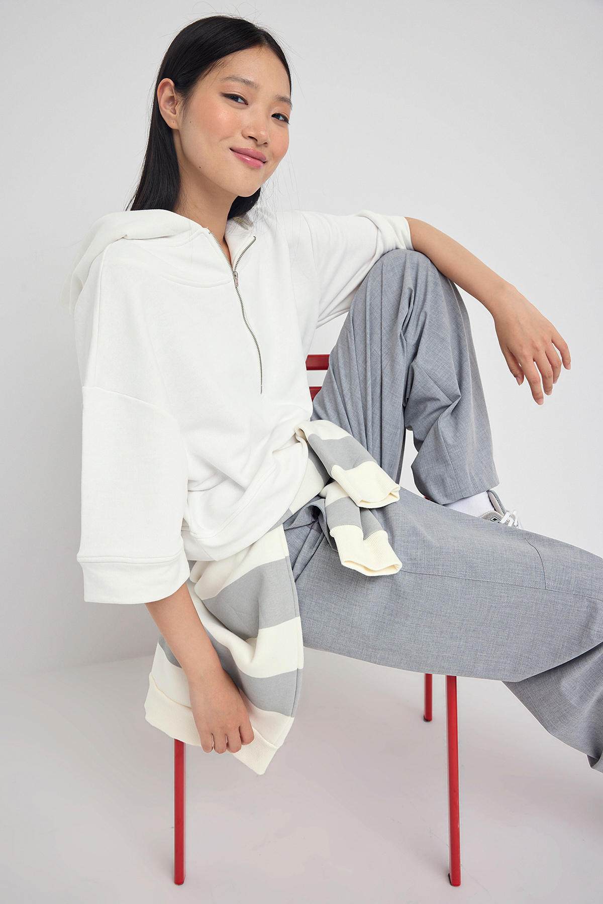 Trendyolmilla  Ekru Kapüşonlu Fermuar Detaylı Truvakar Kol Kalın Örme Sweatshirt TWOAW26SW00024