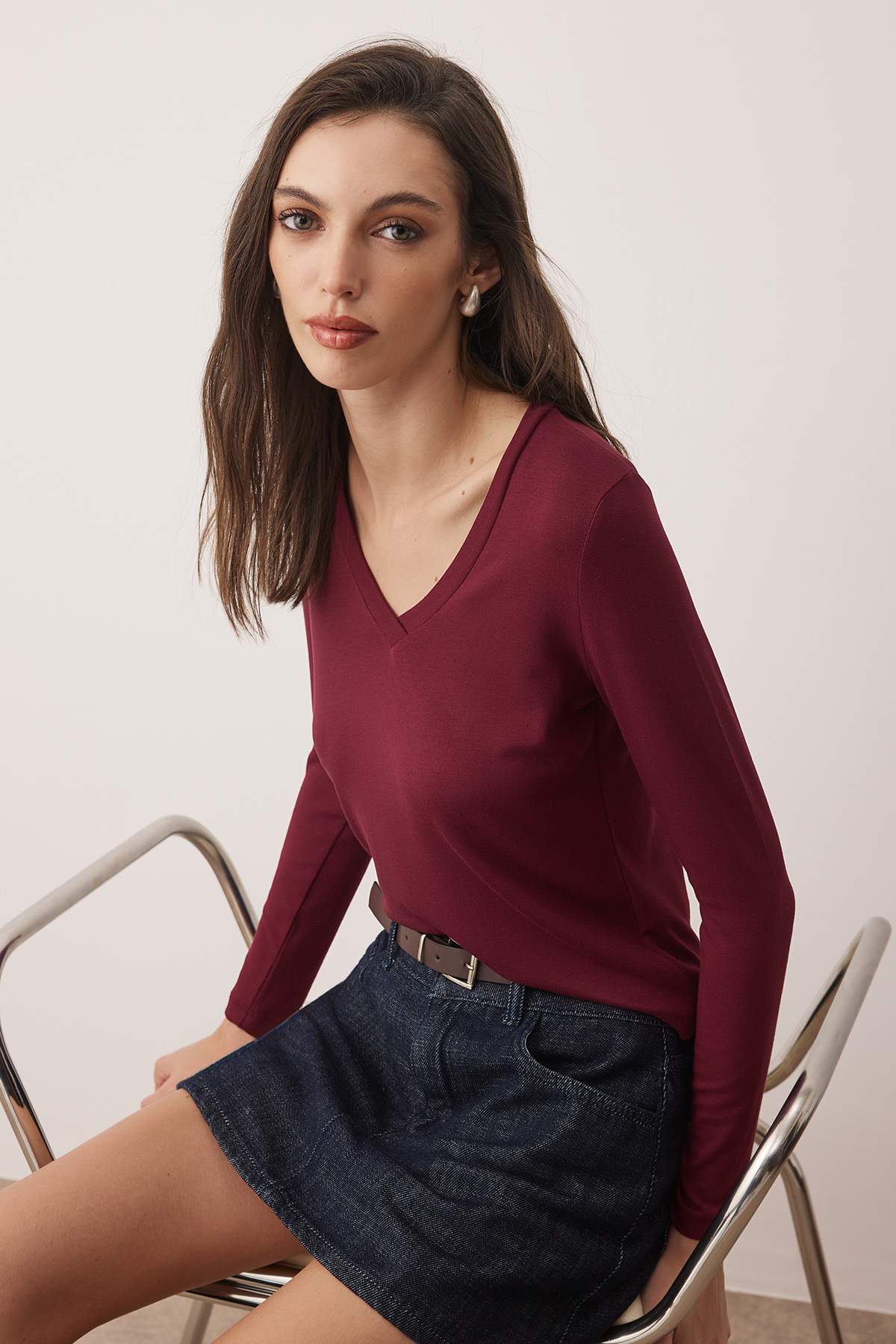 Trendyolmilla Bordo Yumuşak Kumaşlı V Yaka Fitted/Vücuda Oturan Esnek Örme Bluz TWOAW24BZ00050