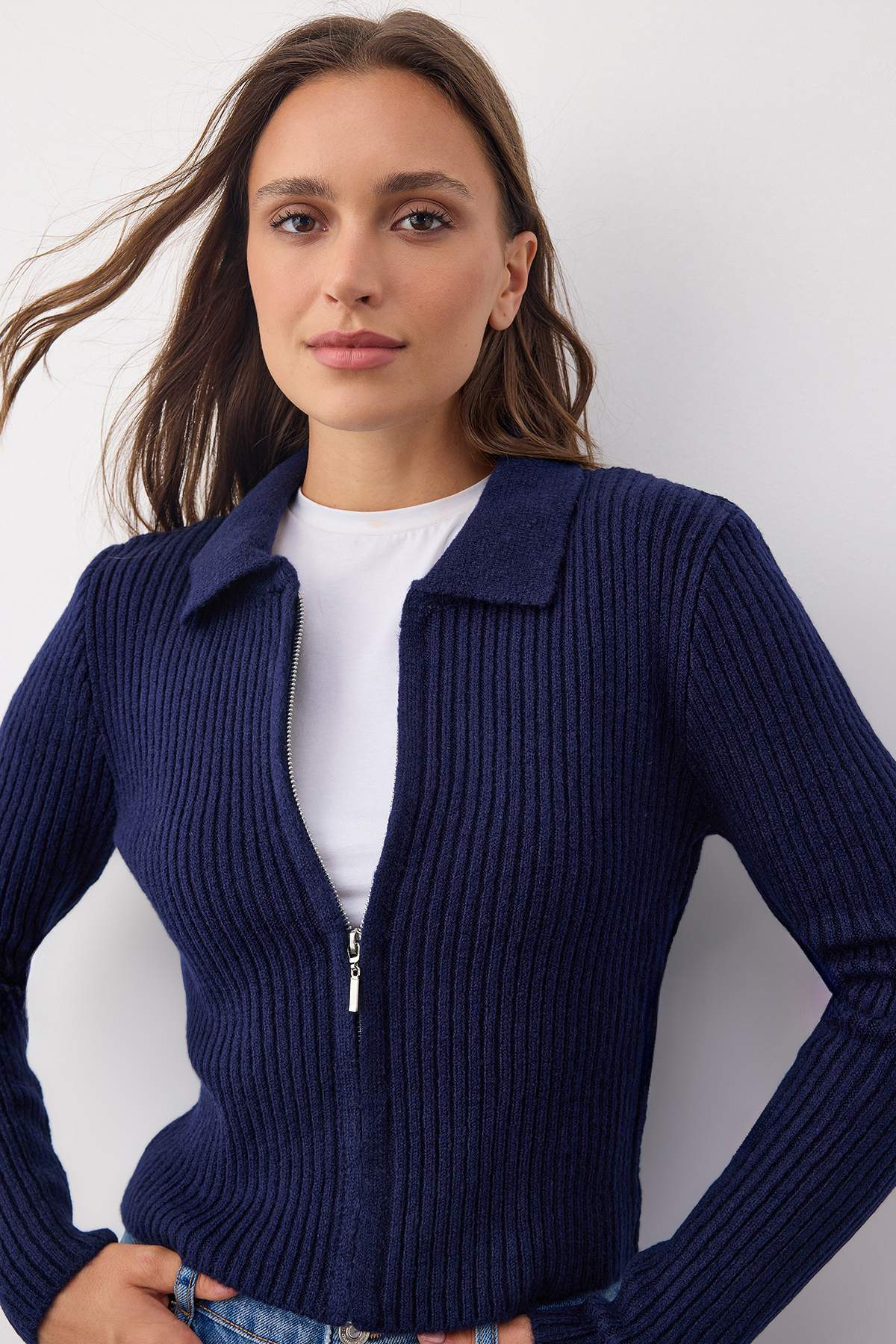 Trendyolmilla  Wardrobe Essentials Lacivert Yumuşak Dokulu Crop Fermuarlı Triko Hırka | TWOAW26HI00177