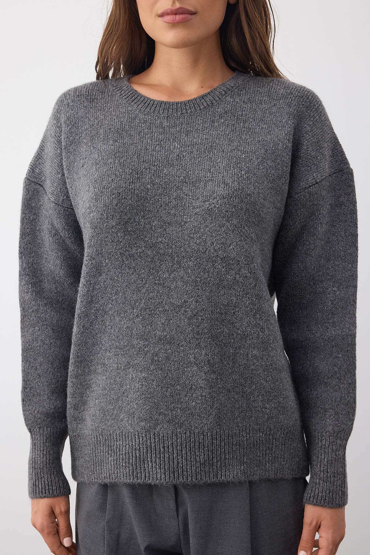 Trendyolmilla  Wardrobe Essentials Antrasit Yünlü Premium İplik Basic Geniş Kalıp Triko Kazak | TWOAW26KZ00065 - Görsel 3