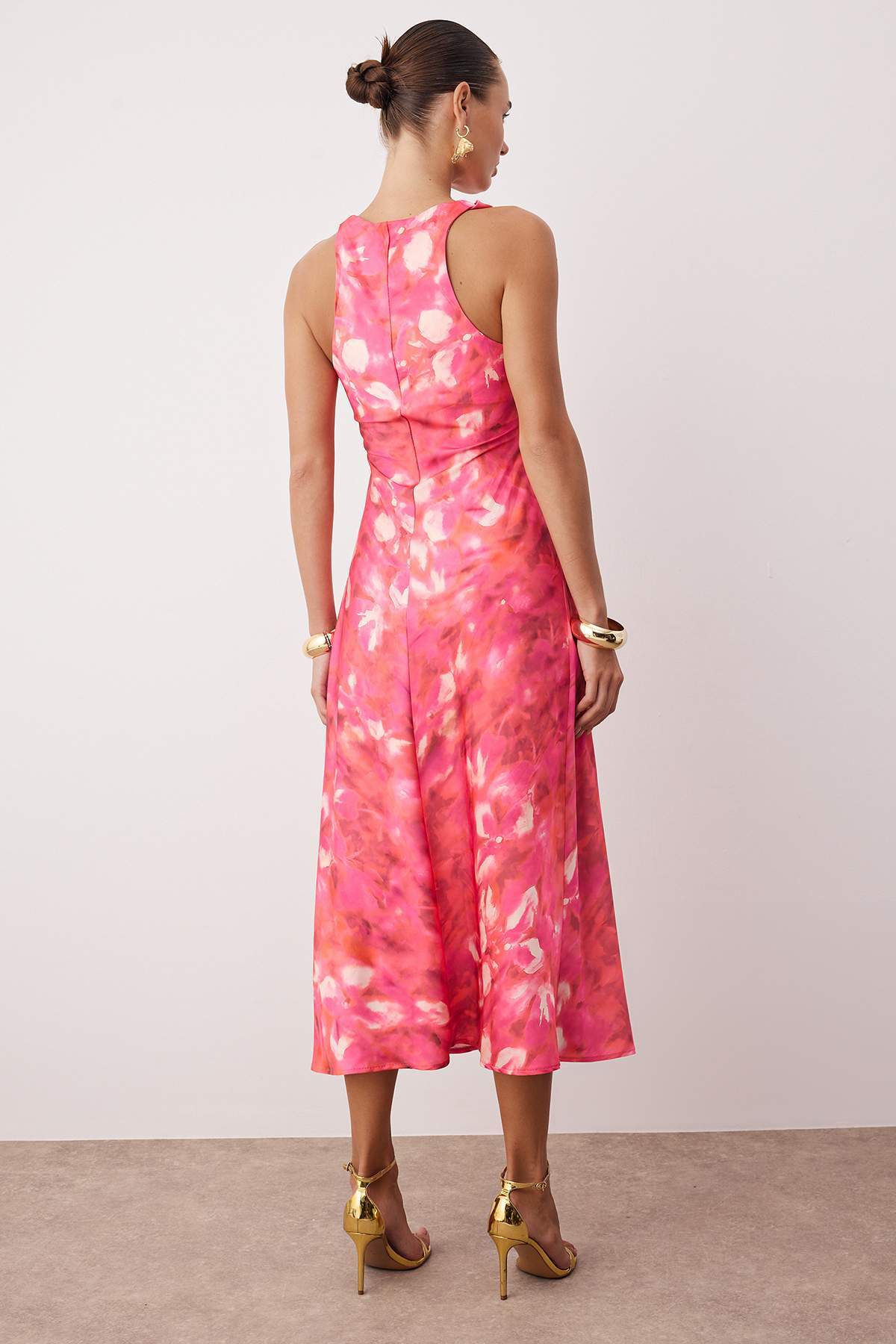 Trendyolmilla  Pembe-Çok Renkli Soyut Saten Midi Astarsız Elbise TPRSS25EL00330 - Görsel 4