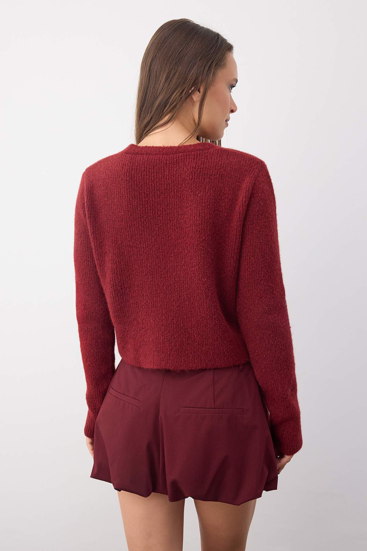 Trendyolmilla  Wardrobe Essentials Bordo Crop Düğme Detaylı Yumuşak Dokulu Yünlü Triko Hırka | TWOAW26HI00013 - Görsel 4