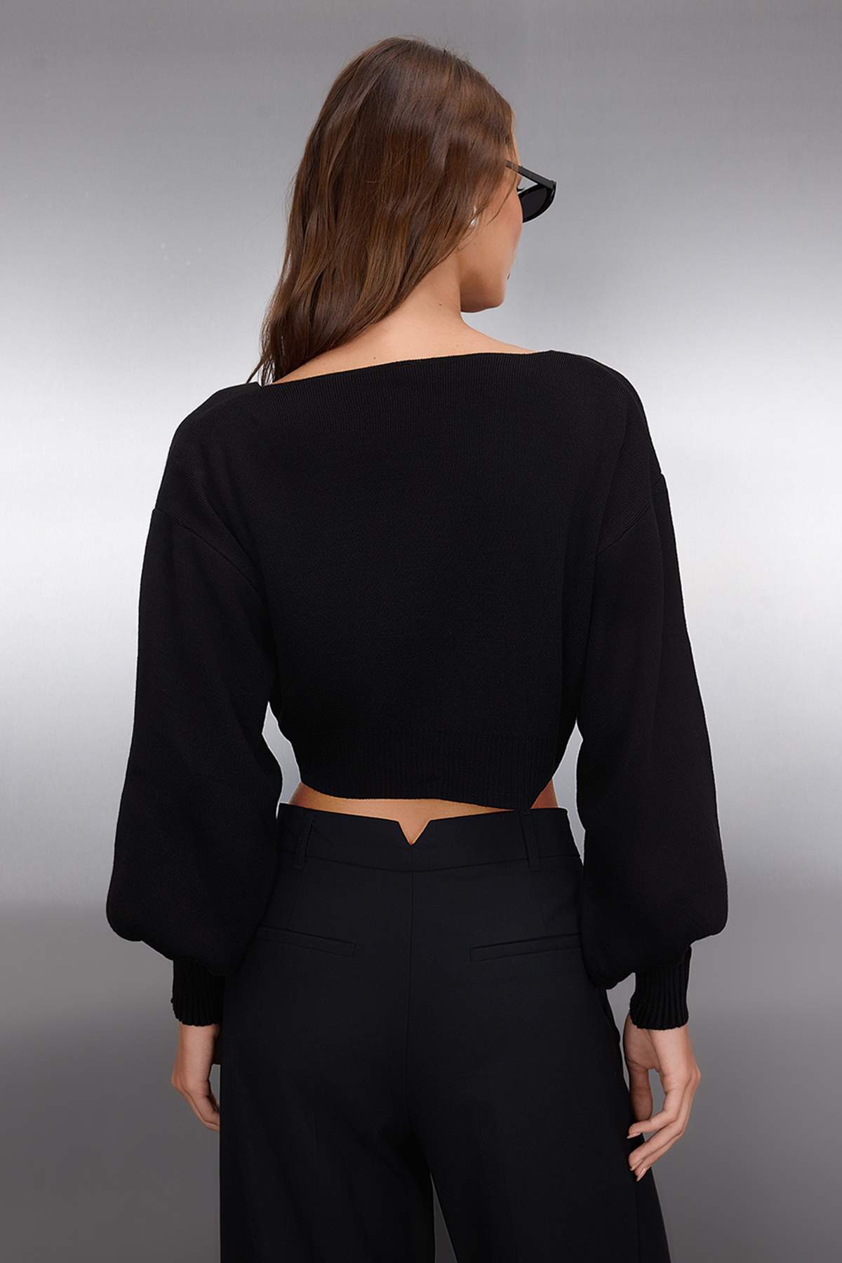 Trendyol Collection Schwarzer Super Crop Strick-Cardigan – TWOAW24HI00315 mit Schleifendetail