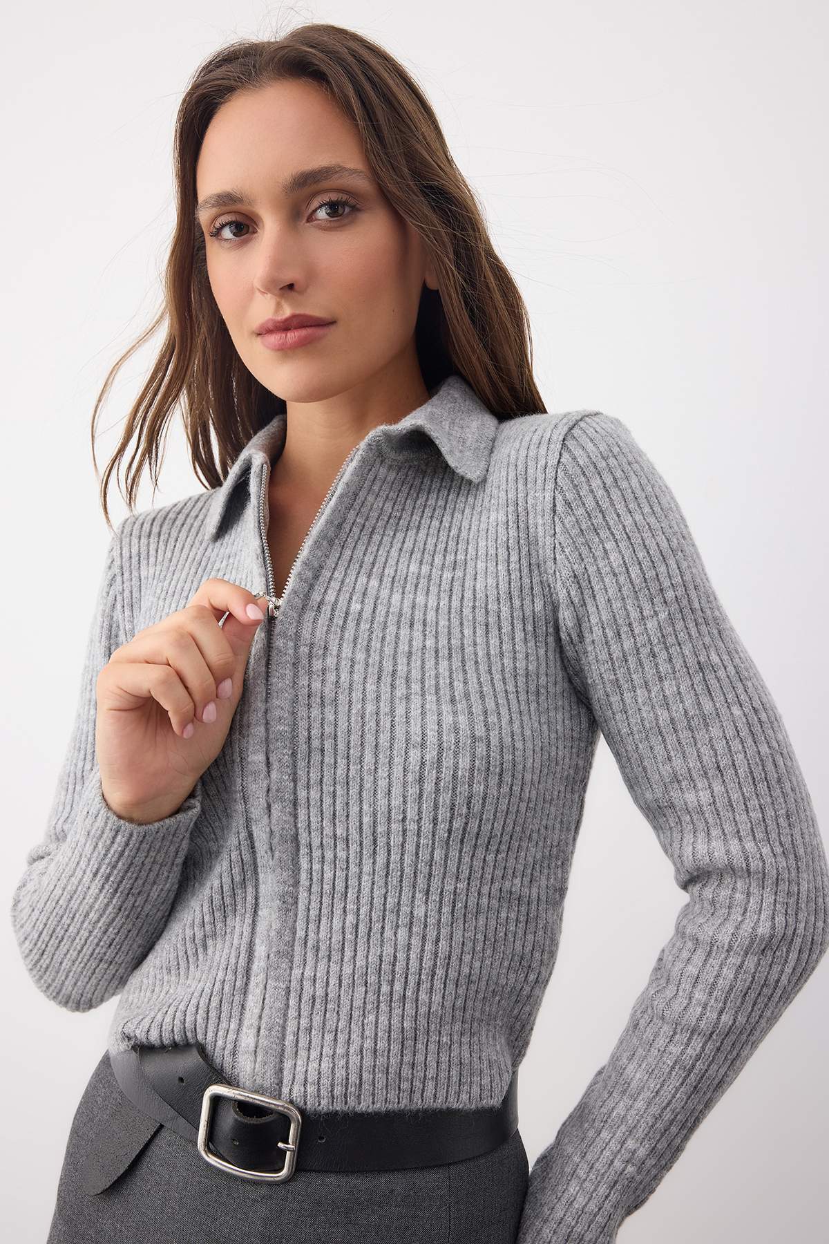 Trendyolmilla Wardrobe Essentials Gri Yumuşak Dokulu Crop Fermuarlı Triko Hırka | TWOAW26HI00177
