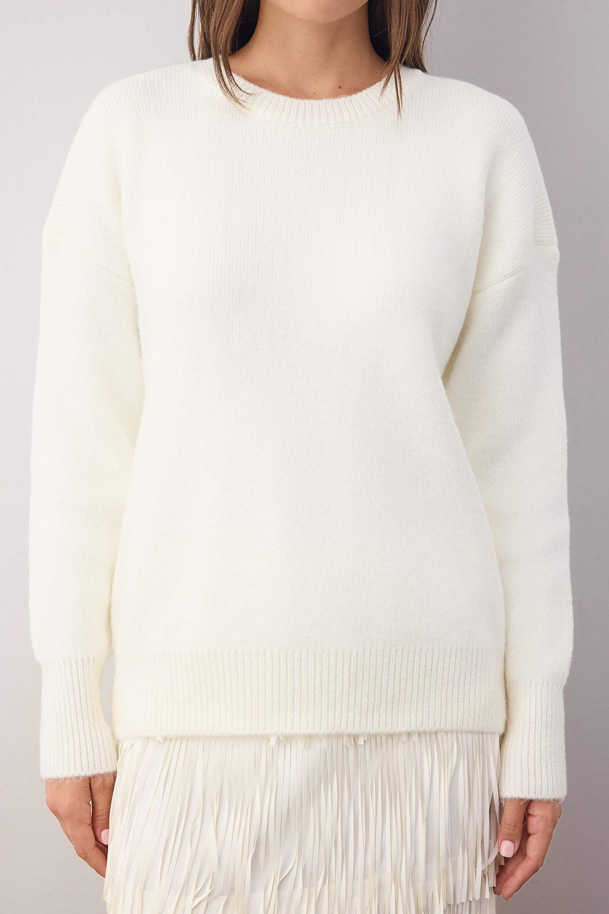 Trendyolmilla  Wardrobe Essentials Ekru Yünlü Premium İplik Basic Geniş Kalıp Triko Kazak | TWOAW26KZ00065 - Görsel 3
