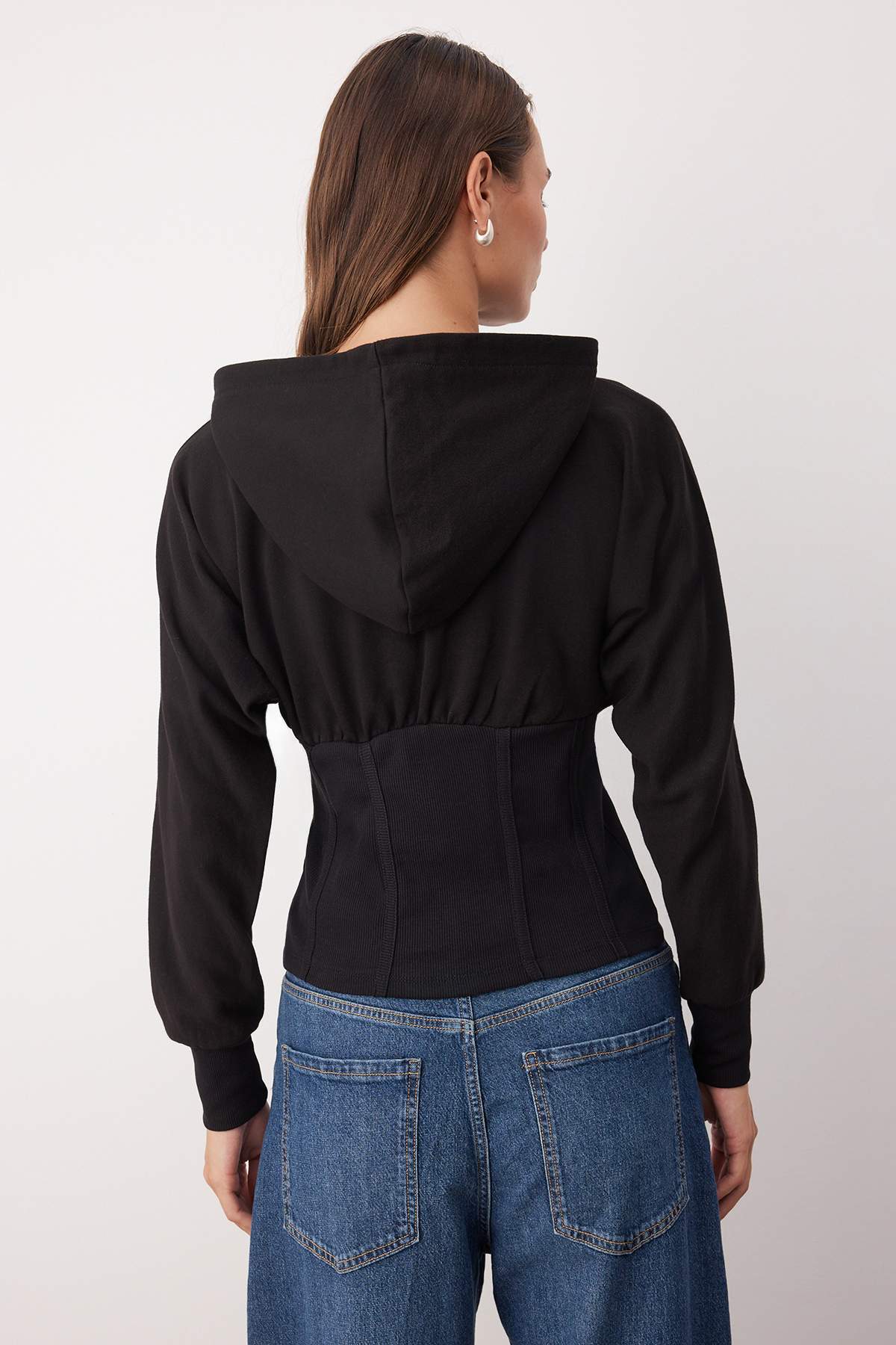 Trendyolmilla  Siyah Fermuarlı Kapüşonlu Belden Oturmalı Esnek Örme Sweatshirt TWOAW26SW00012 - Görsel 4