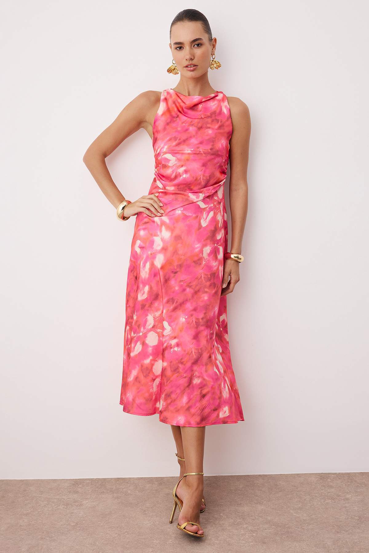 Trendyol Collection Rosa-Mehrfarbiges abstraktes Satin-Midi-Kleid ohne Futter...