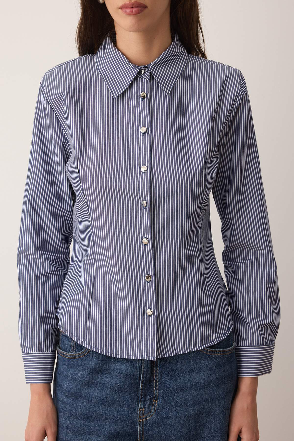 Trendyolmilla  Lacivert-Beyaz Çizgili Gümüş Düğme Detaylı Bele Oturan Vatkalı Gömlek TWOAW26GO00064 - Görsel 3