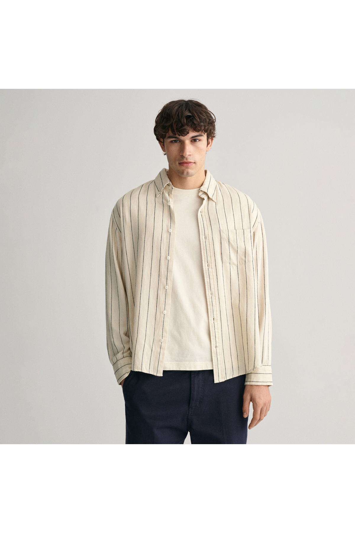 گنت پیراهن مردانه یقه دکمه‌دار راه‌راه بژ رنگ آرامش‌بخش