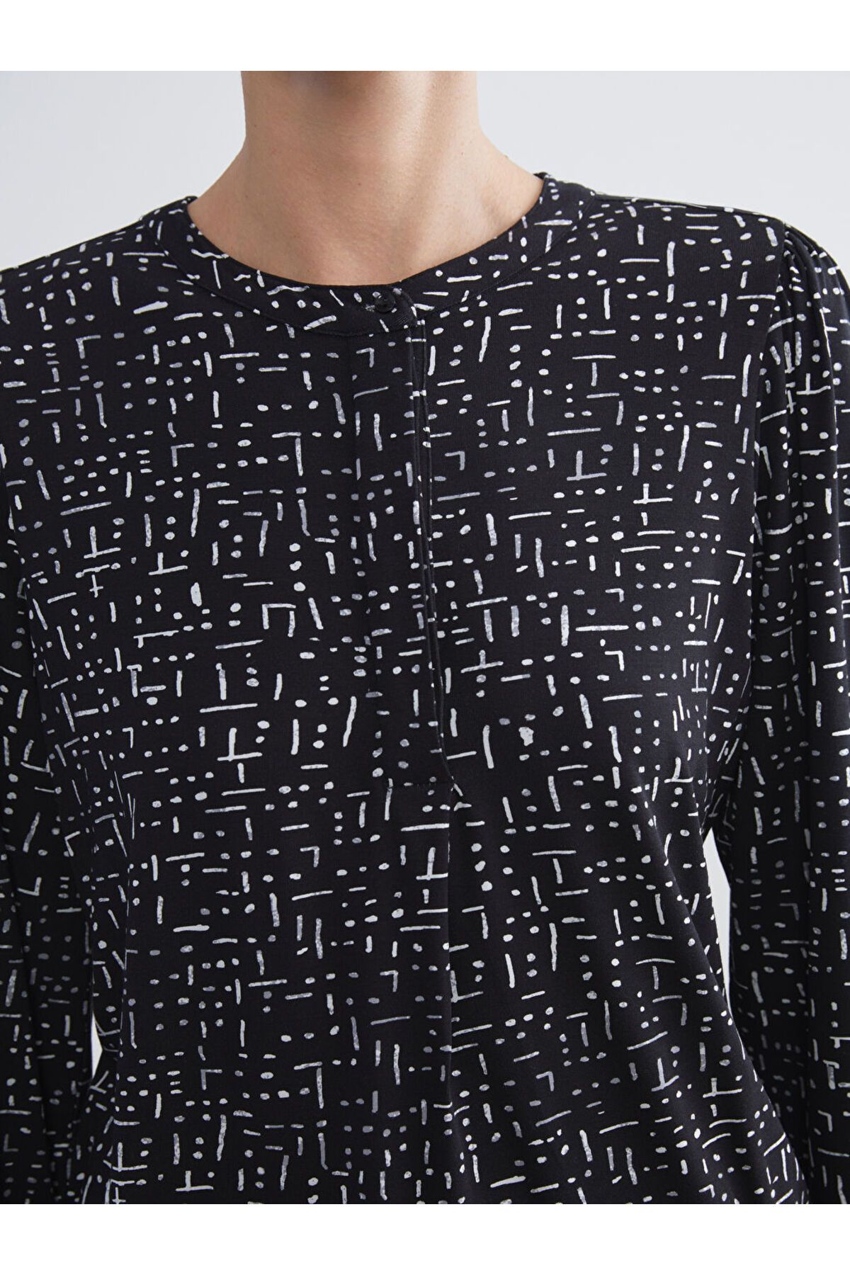 LC Waikiki-Create Your Style from Uzg Store |   Crew Neck Patterned Blouse 4