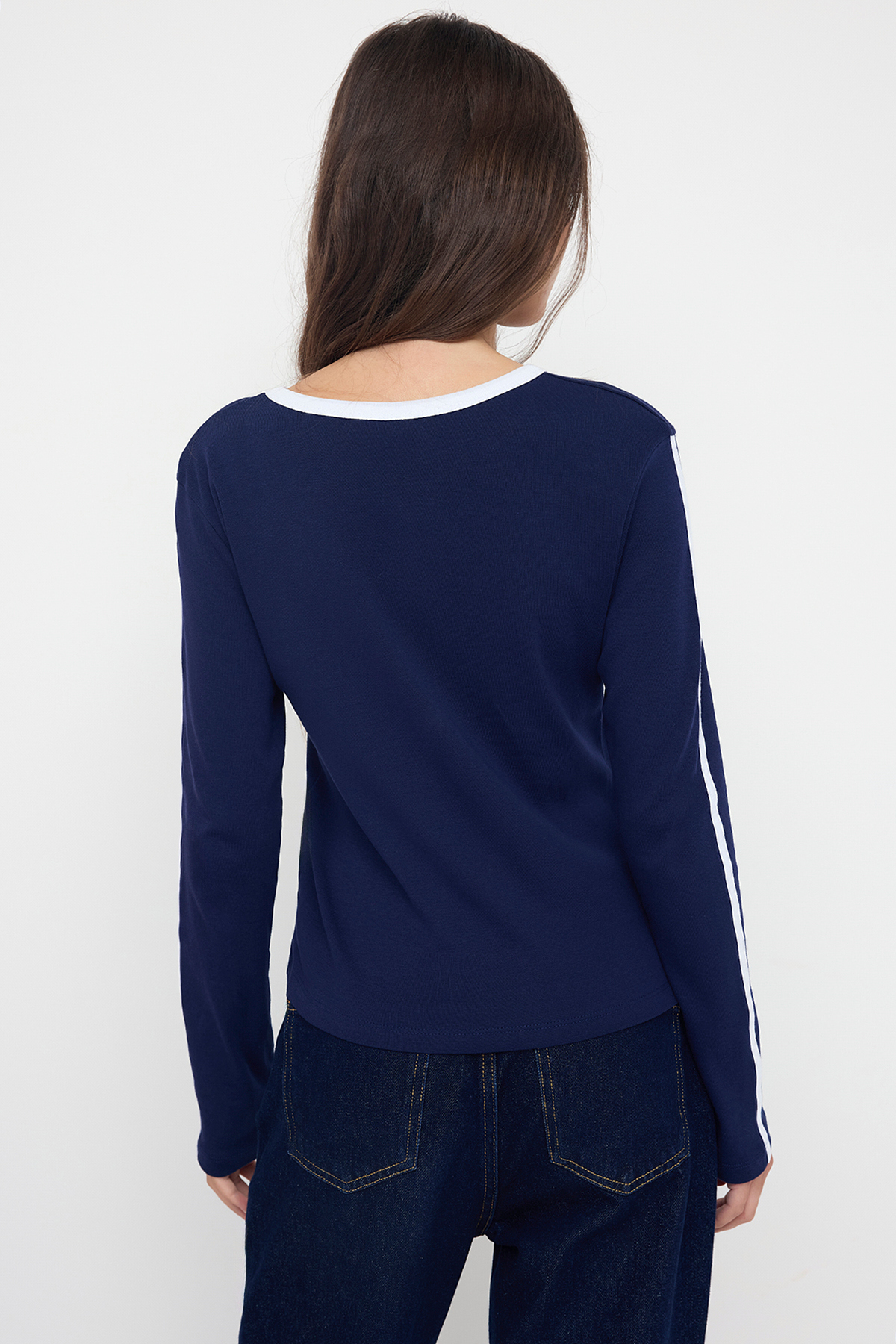 Trendyolmilla  Lacivert Slogan Baskılı Şerit Detaylı Vücuda Oturan Bisiklet Yaka Esnek Örme T-Shirt TWOAW26TS00015 - Görsel 4